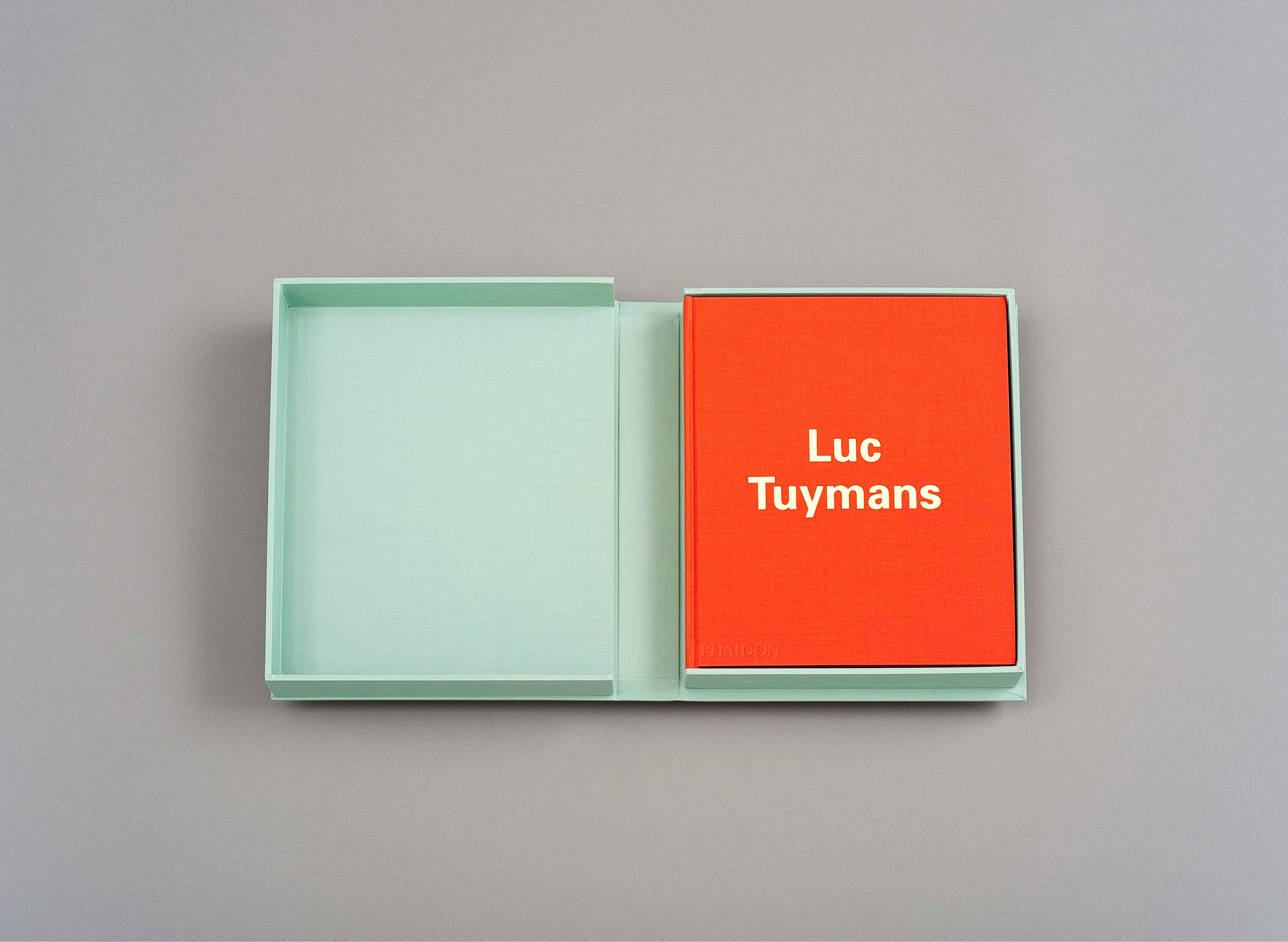 The Worshipper, 2004 von Luc Tuymans ist ein großformatiger, auf 100 Exemplare limitierter Siebdruck. Jedes Exemplar ist von Luc Tuymans signiert und nummeriert und wird zusammen mit einer Sonderausgabe einer Monografie von Luc Tuymans in einem