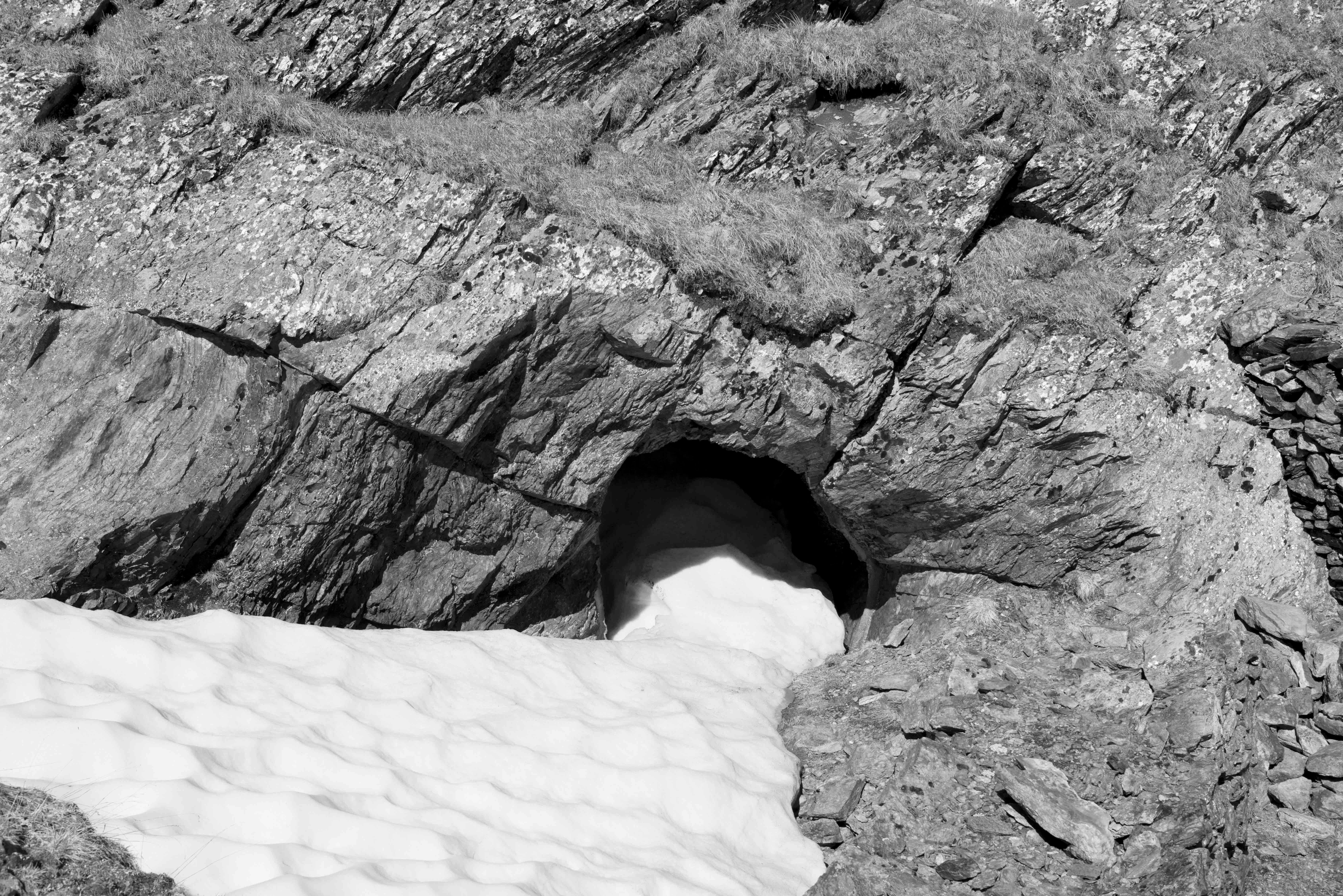 Un passaggio fatale, La caverna. Fotografia di paesaggio in bianco e nero - Photograph di Luca Artioli
