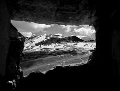 Ein Blütenpass, Das Fenster zum Feind. Schwarz-Weiß-Landschaftsfotografie