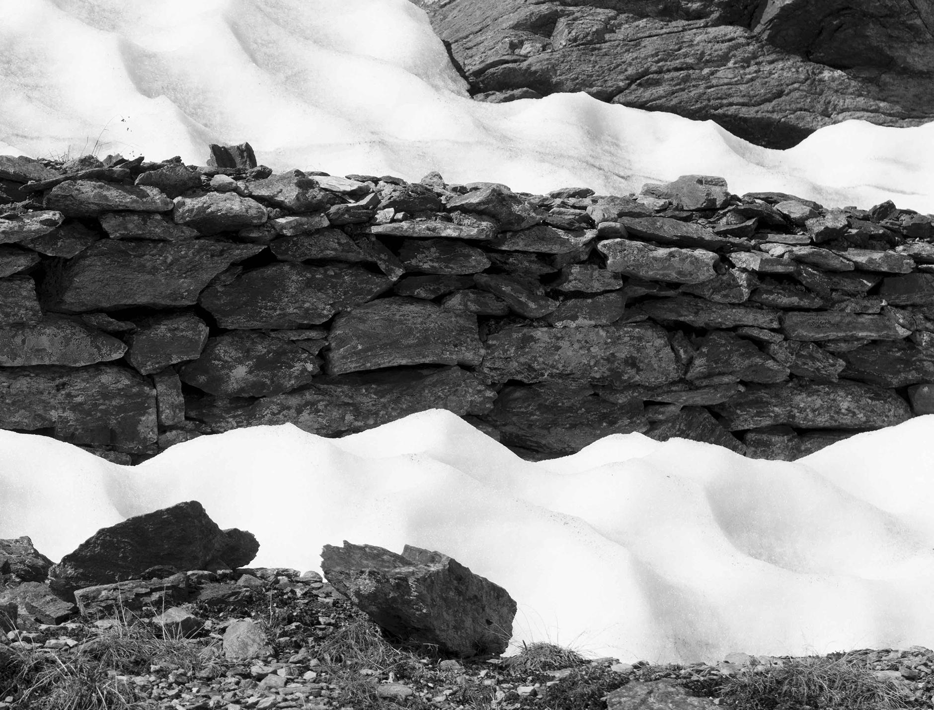 A Fatal Pass, War remains emerging from the snow. Black and White landscape - Contemporary Photograph by Luca Artioli