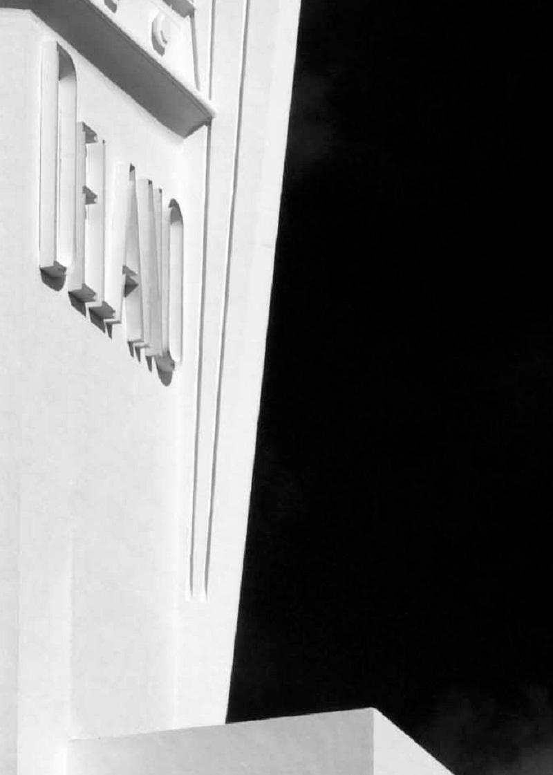 L'hôtel Delano Art Déco. Photo de paysage architecturale en noir et blanc de Miami Beach - Photograph de Luca Artioli