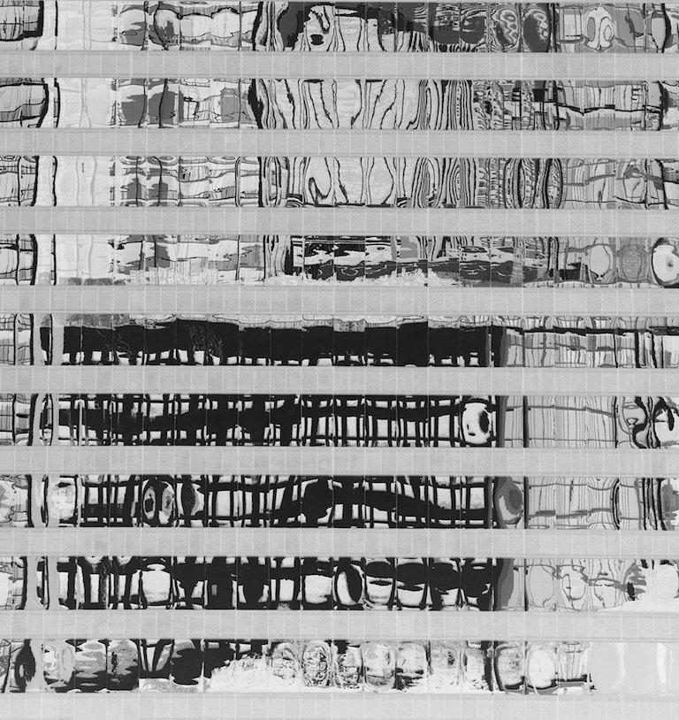 Miami Reflections 1, Abstrakte architektonische Schwarz-Weiß-Fotografie (Grau), Landscape Photograph, von Luca Artioli