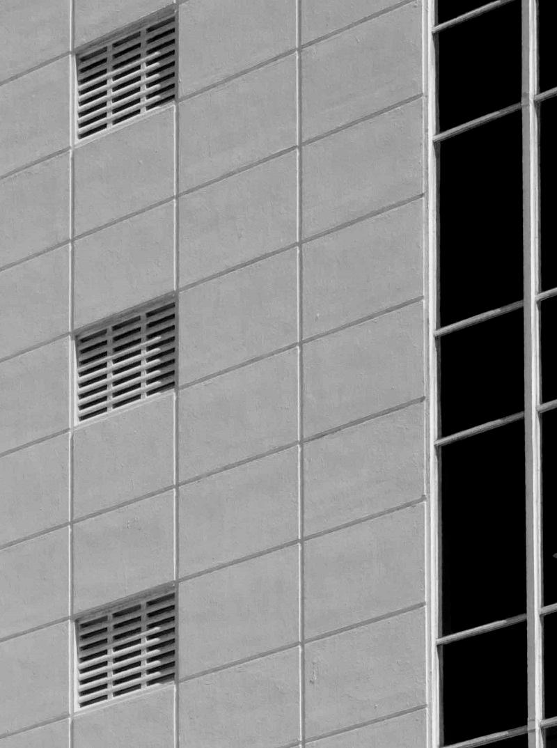 Miami Stripes, Schwarz-Weiß-Architektur-Landschaftsfotografie (Abstrakter Impressionismus), Photograph, von Luca Artioli