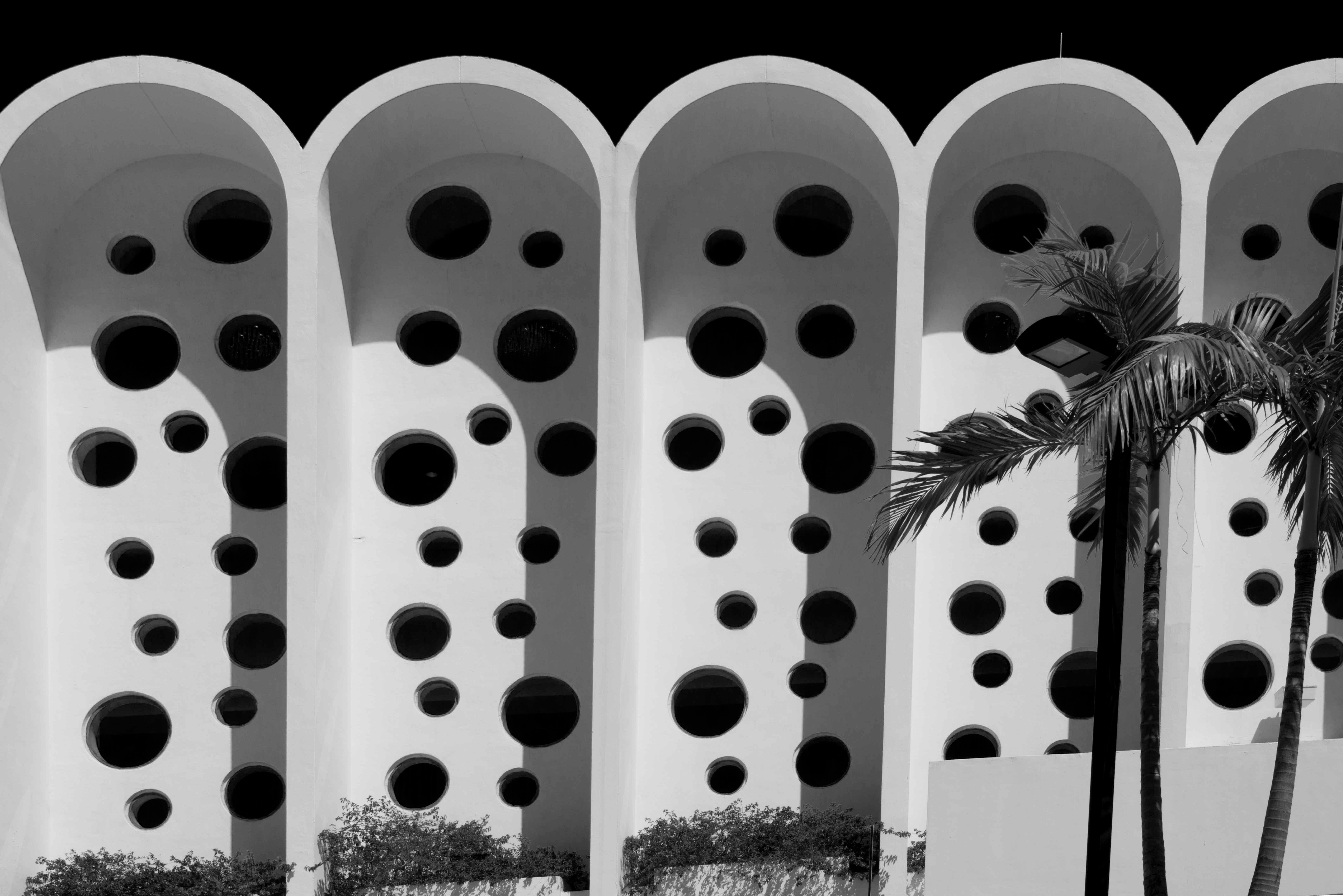 Landscape Photograph Luca Artioli - Miami Stripes. Architectural noir et blanc  Photographie de paysage