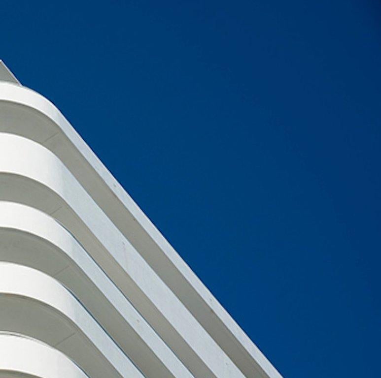 Miami Stripes 2, Paisaje arquitectónico Fotografía en color de edición limitada - Photograph Contemporáneo de Luca Artioli