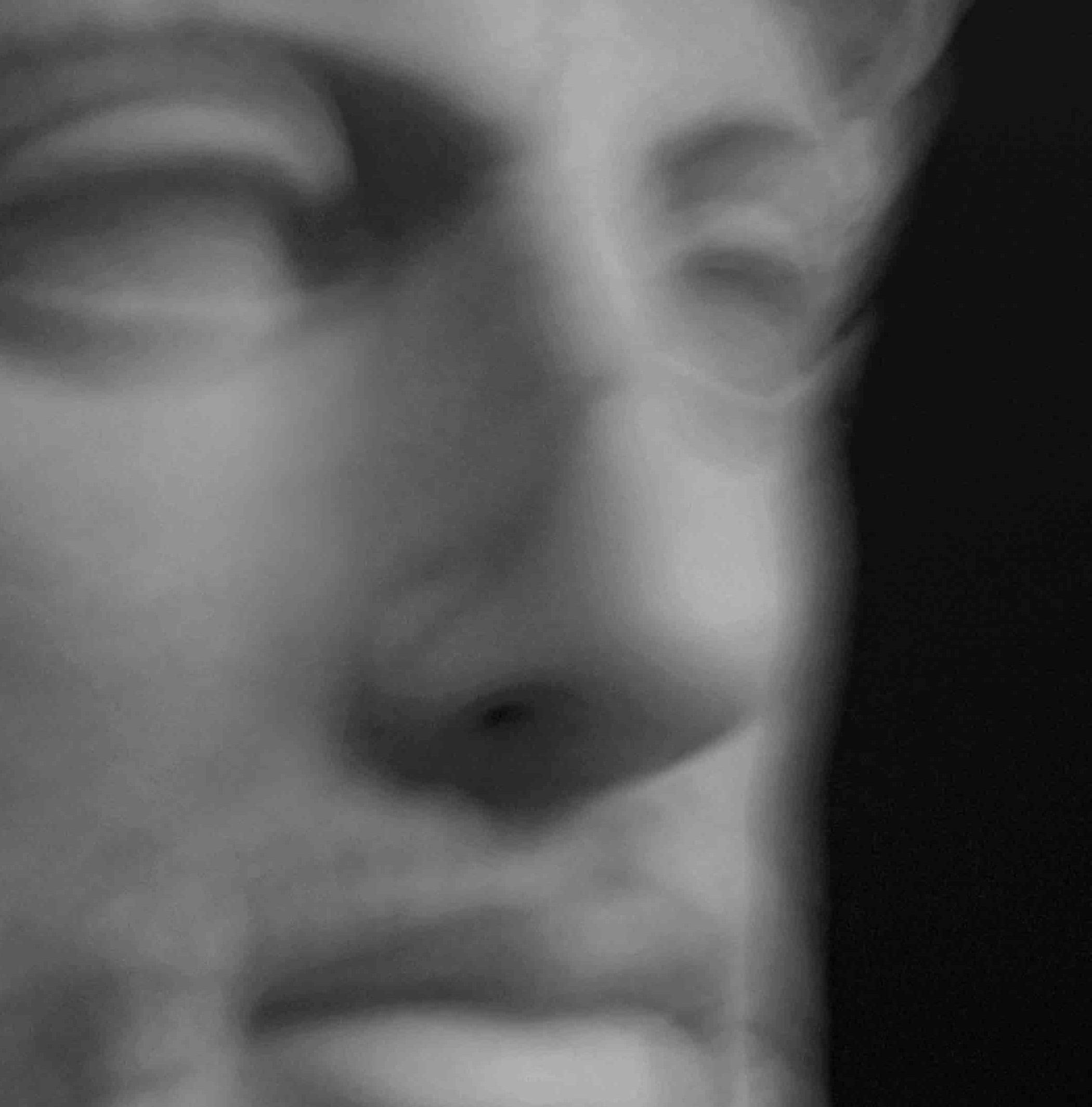 Luca Artioli a toujours été fasciné par les statues romaines. Enfant, il se promenait dans le Forum impérial en créant des dialogues entre eux. Pour le jeune Luca, les statues étaient vivantes. Le marbre n'était pas froid ou sans vie, mais chaud et