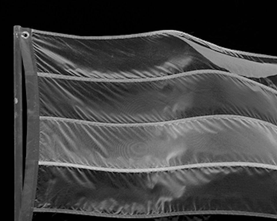 Regenbogen Flagge, Schwarz-Weiß-Fotografie in limitierter Auflage – Photograph von Luca Artioli