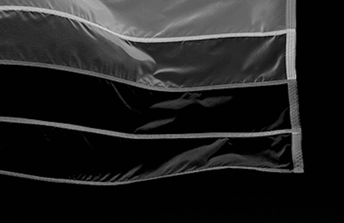 Regenbogen Flagge, Schwarz-Weiß-Fotografie in limitierter Auflage im Angebot 1