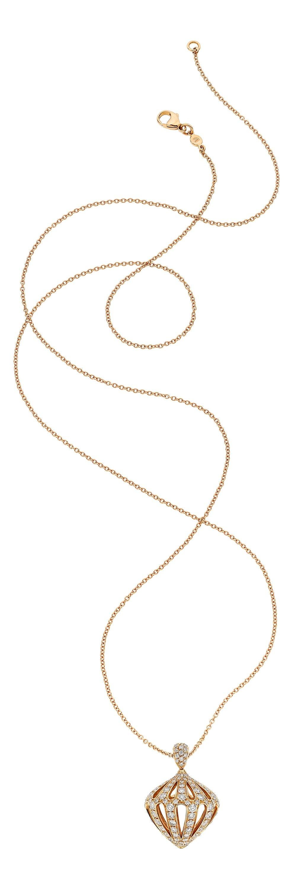 Magnifique pendentif en forme d'ampoule en diamant de Luca Carati
Environ 4,30 ct de diamants sur le pendentif et la bélière
Dimensions du pendentif : 1 1/4