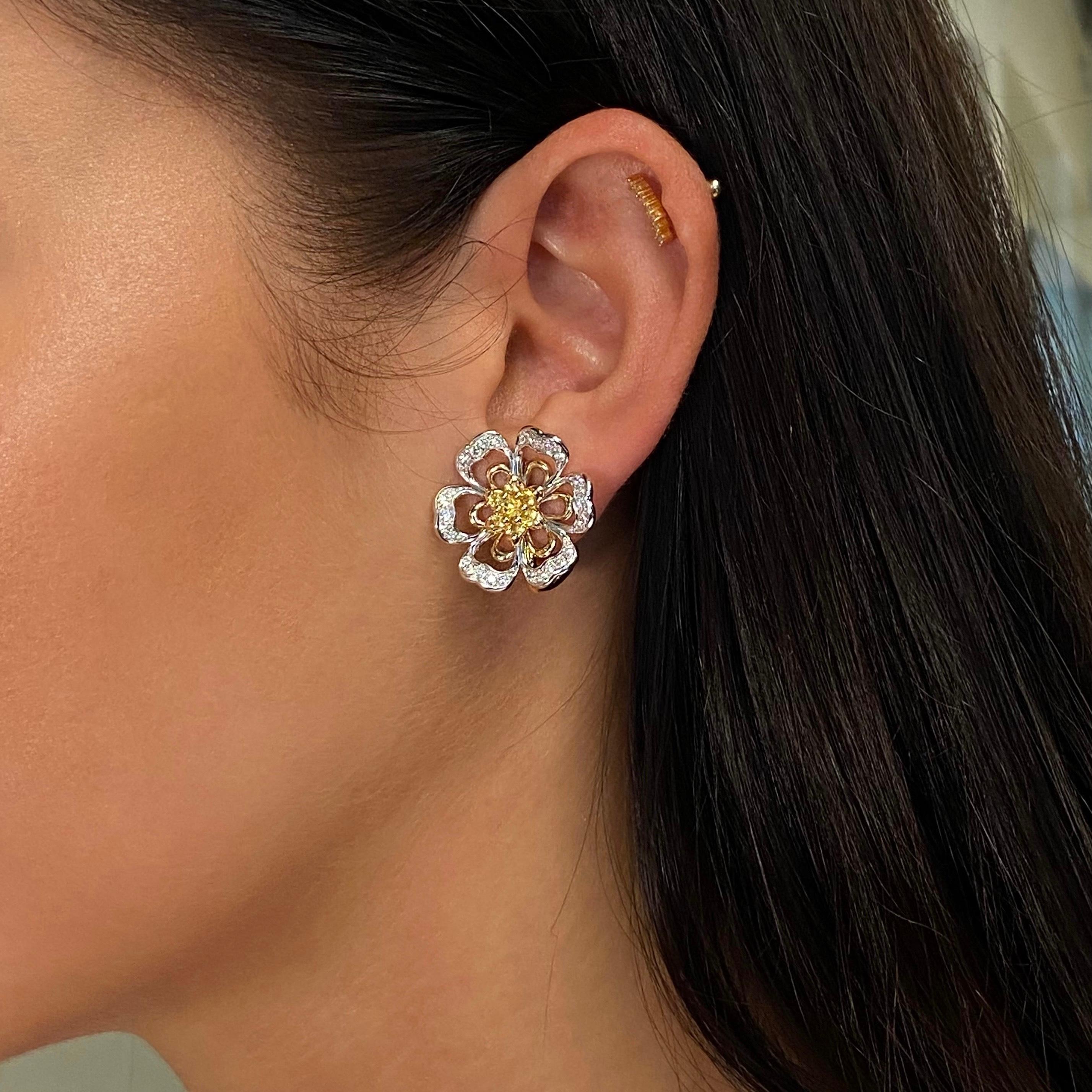 Taille ronde Boucles d'oreilles à fleurs Luca Carati en or rose et blanc 18 carats avec saphir jaune et diamants en vente