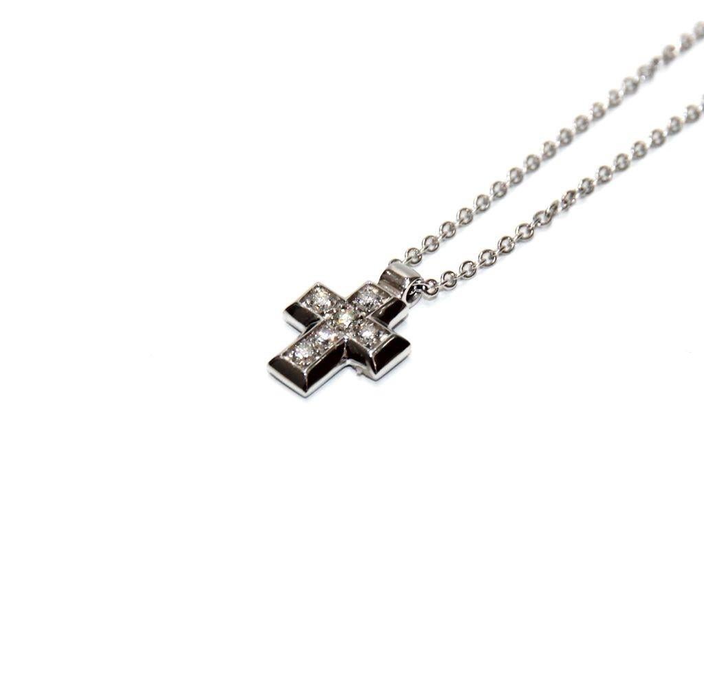 Luca Carati, collier croix en or blanc 18 carats
Diamants 0.22ctw
Chaîne de 16