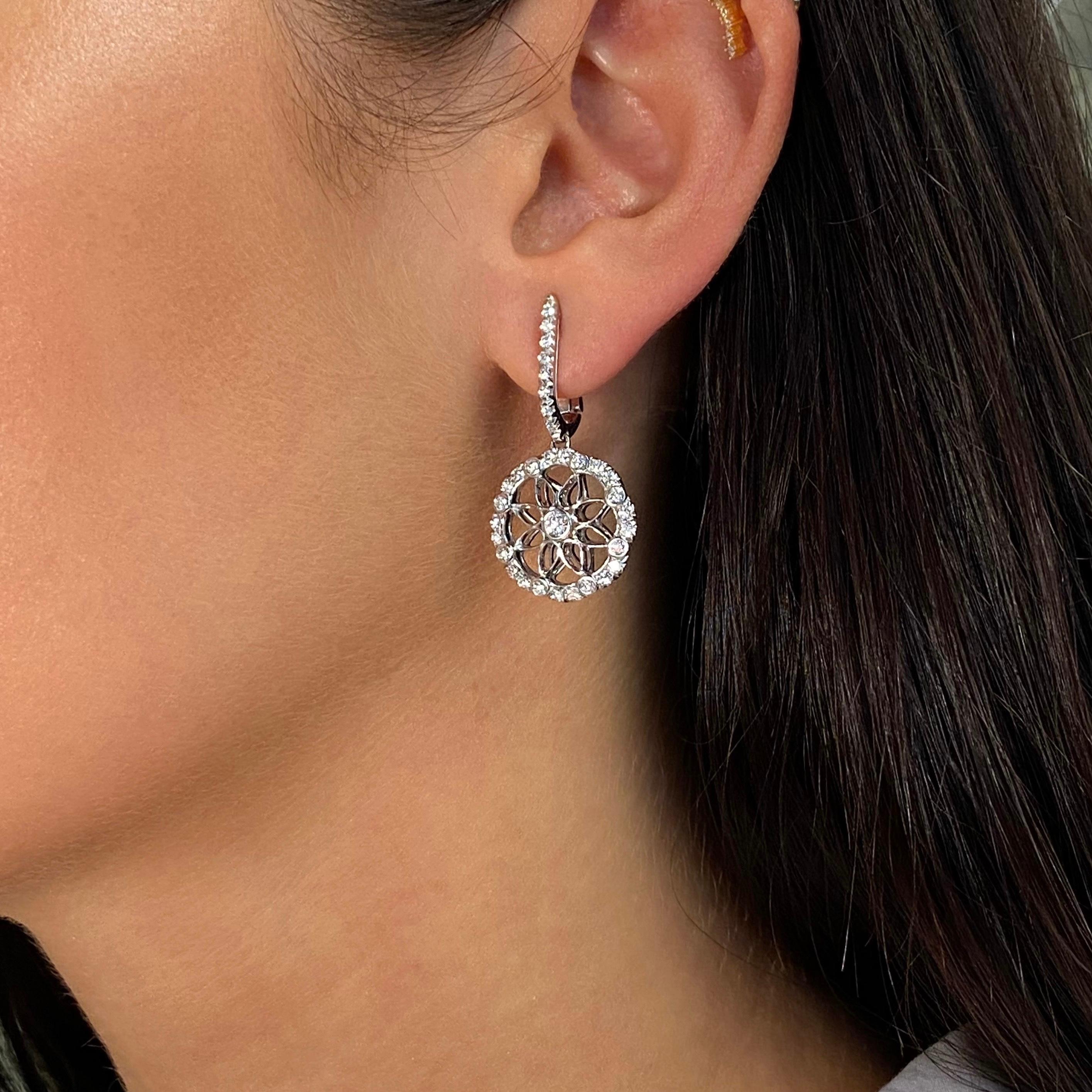Diese prächtigen, mittelgroßen Diamant-Tropfenohrringe mit ihren üppigen Diamanten sorgen für einen Look, der Ihnen ein Gefühl von Luxus und Eleganz vermittelt. Präsentiert in feinem 18-karätigem Weißgold. Mit einer Reihe von 2,66cttw Diamanten im