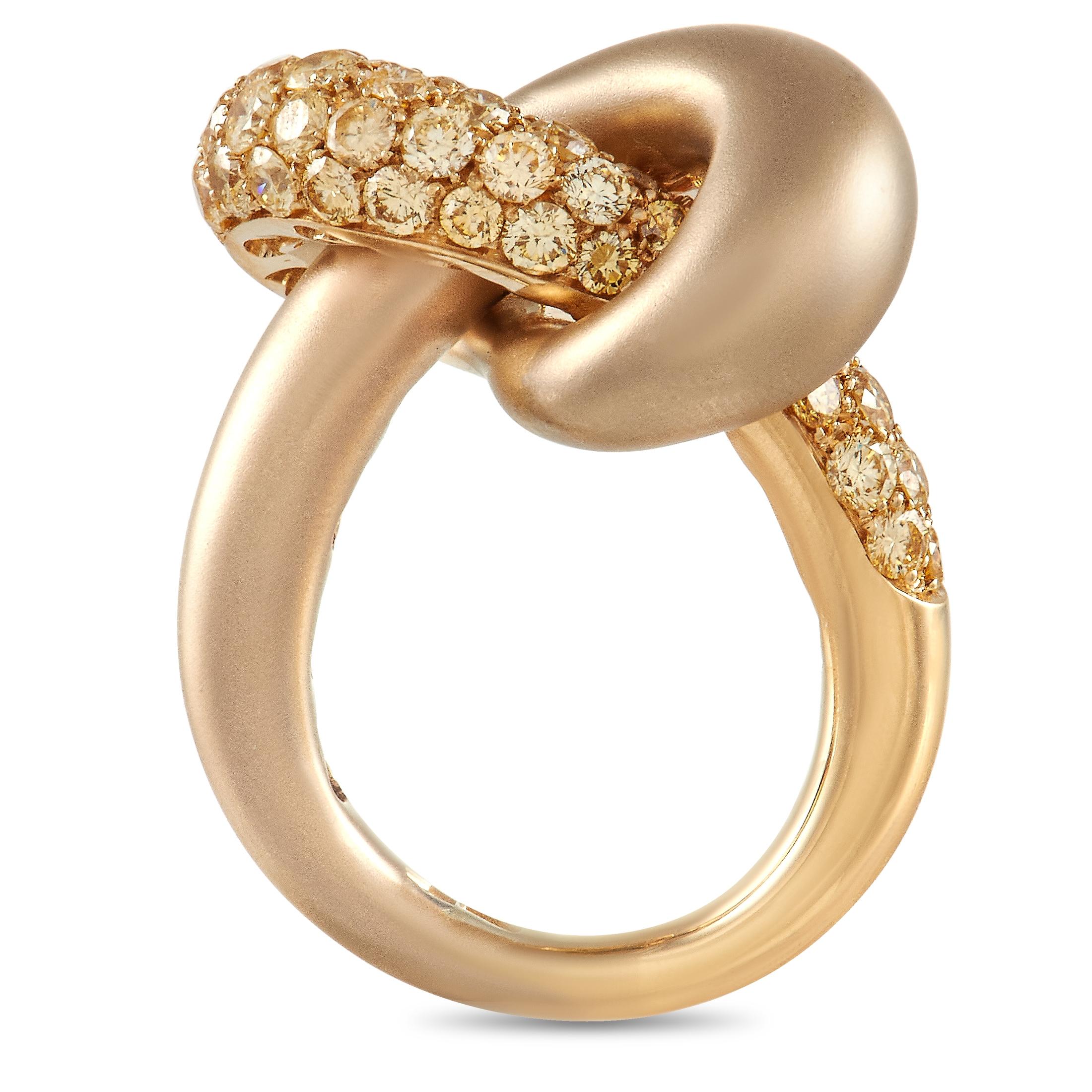 Eine dramatische Kombination von Oberflächen verleiht diesem Ring von Luca Carati einen zukunftsweisenden Stil. Die Fassung aus 18-karätigem Gelbgold weist sowohl matte als auch glänzende Oberflächen auf, aber es sind die funkelnden, eingefassten