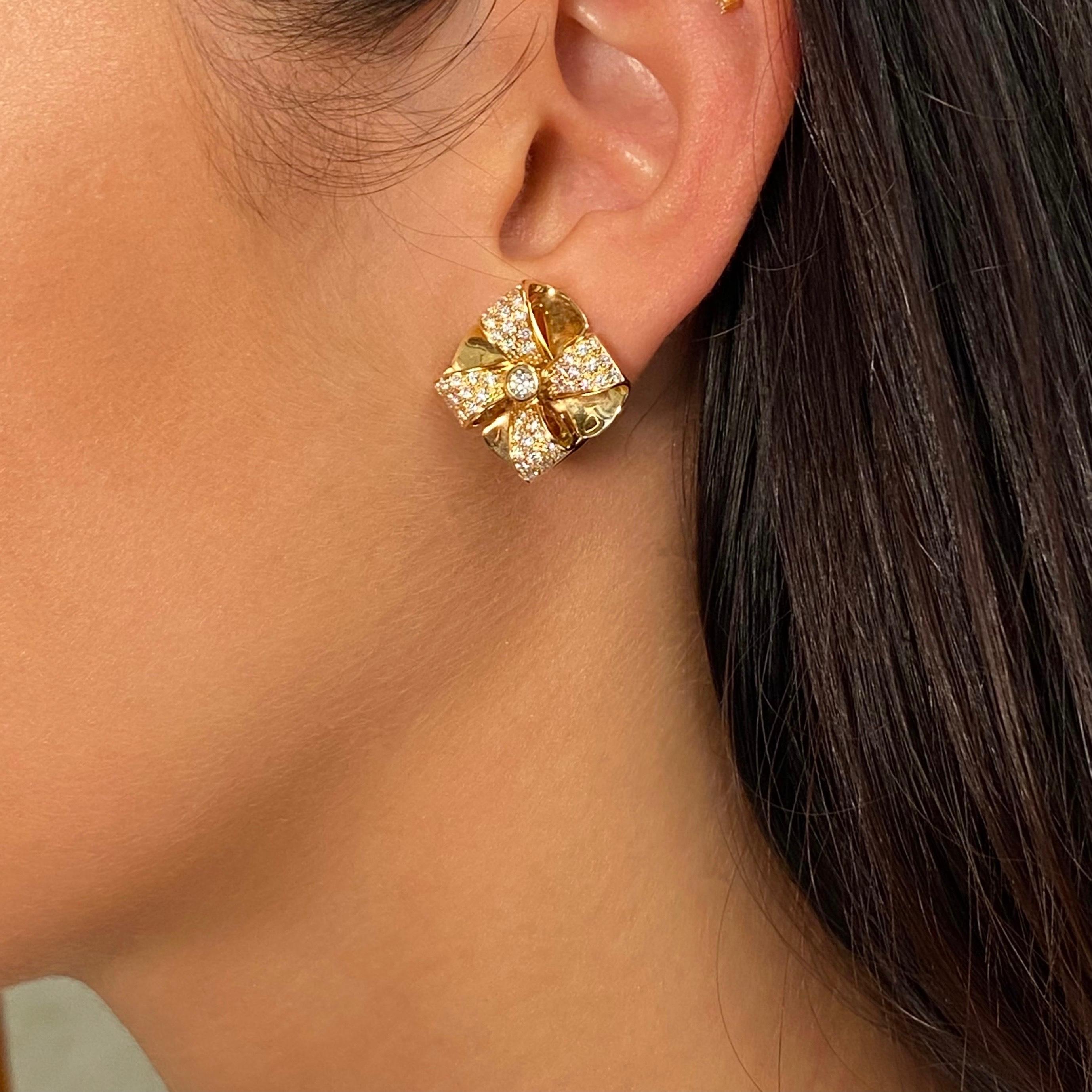 Round Cut Luca Carati 18K Yellow Gold Diamond Flower Earrings 0.99Cttw For Sale