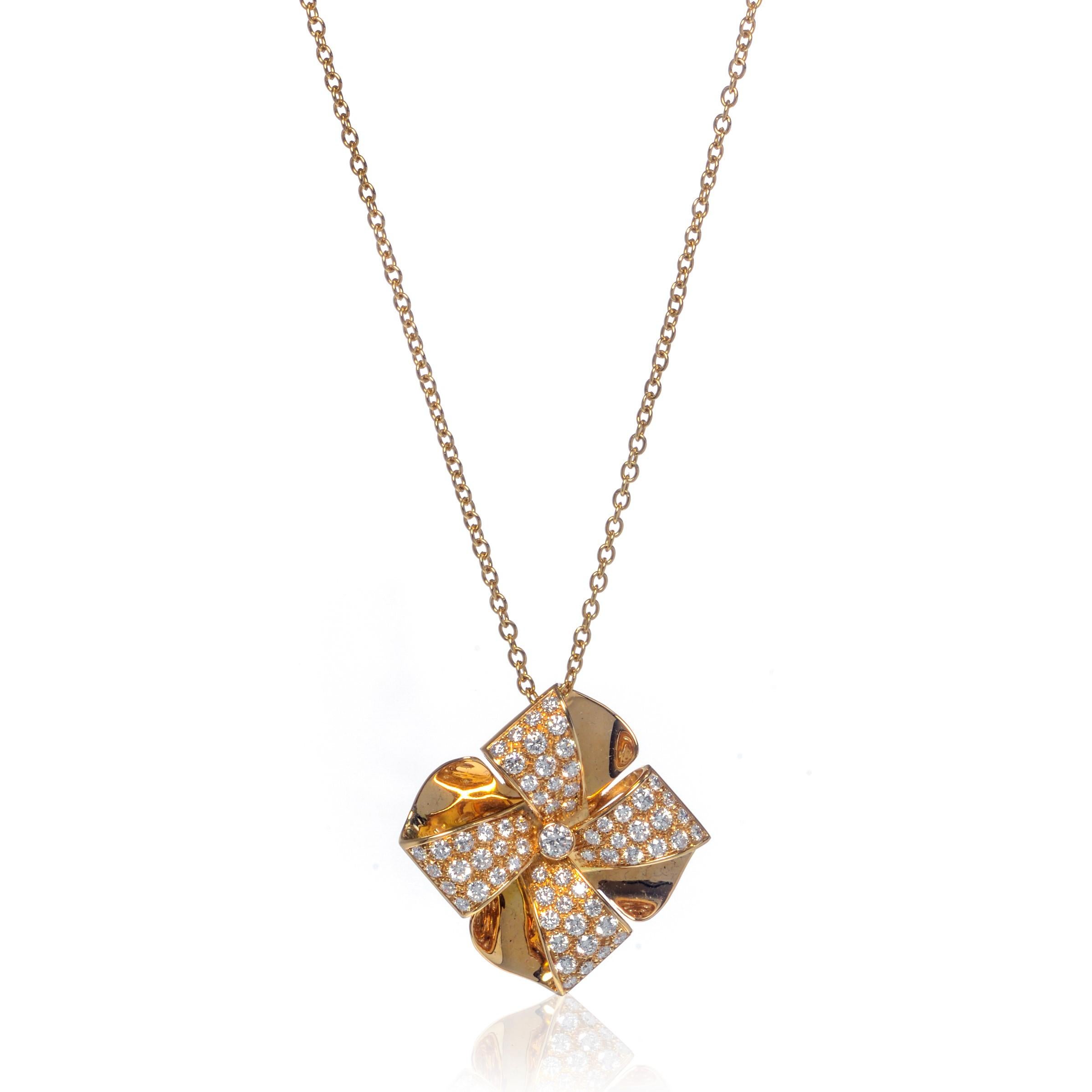 Ce magnifique collier pendentif Luca Carati en or jaune 18 carats est orné d'une magnifique série de diamants 1,73cttw en forme de fleur. Dimond couleur G et pureté VVS. Poids : 12,5 grammes. Longueur de la chaîne : 16.5 pouces. Taille du pendentif