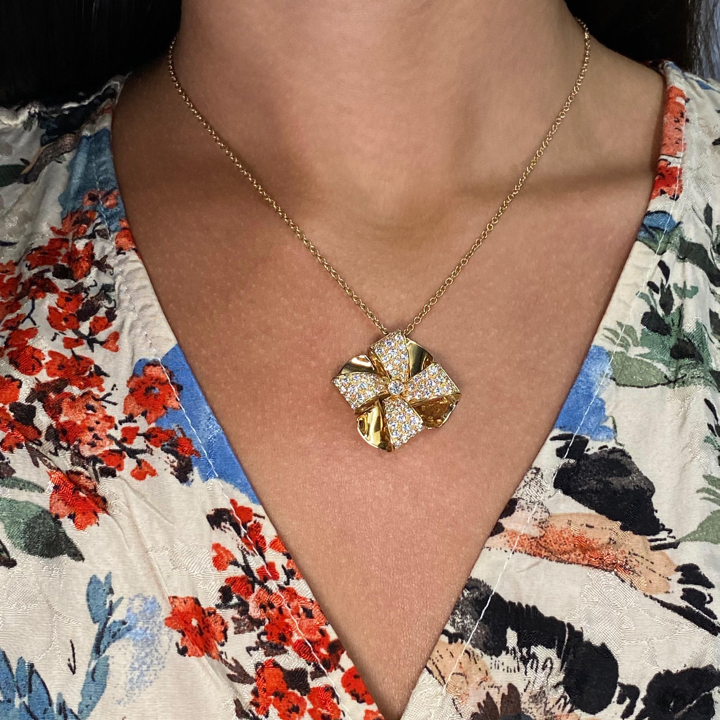Round Cut Luca Carati 18K Yellow Gold Diamond Flower Pendant Necklace 1.73Cttw For Sale