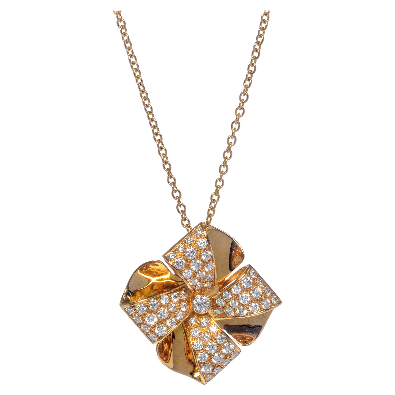 Luca Carati, collier pendentif fleur en or jaune 18 carats et diamants 1,73 carat poids total en vente