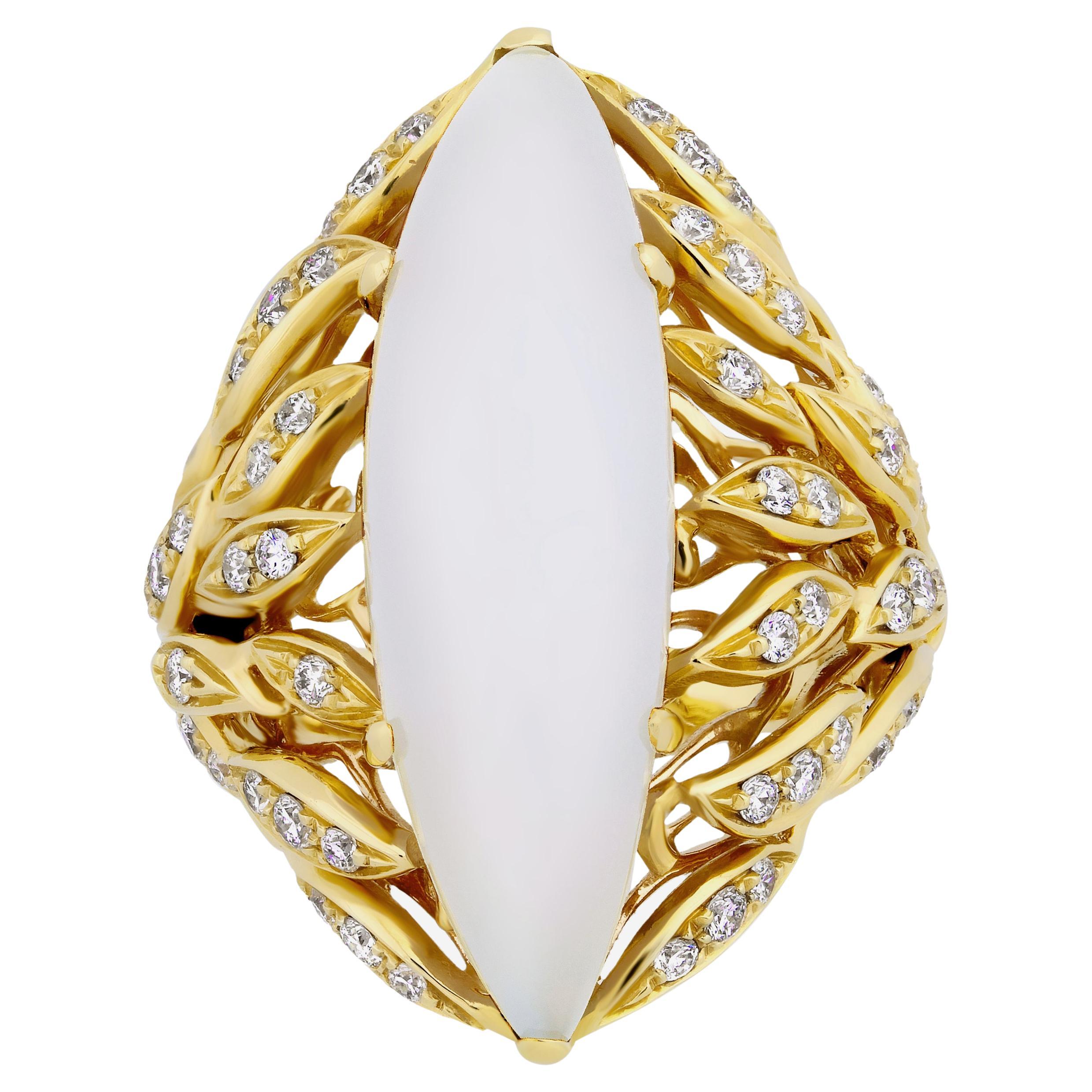 Bague Luca Carati en or jaune 18 carats, calcédoine blanche et diamants, taille 6,75