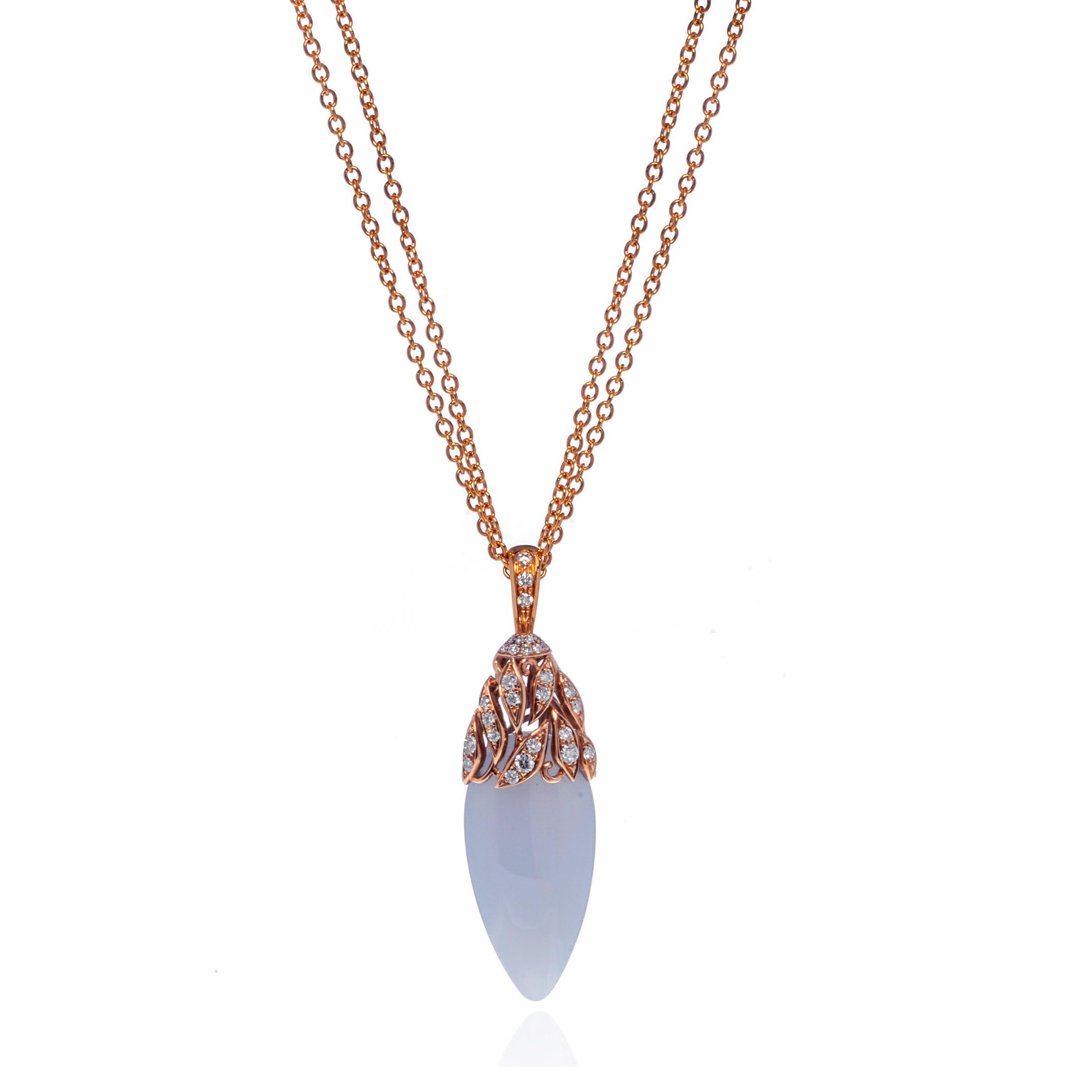 Magnifique collier à pendentifs en calcédoine et diamants de Luca Carati. Fabriqué en or rose 18K. Poids total de la calcédoine : 5,40 grammes. Poids total des diamants : 0,45 ct. Les diamants sont de couleur G et de pureté VVS. Longueur de la