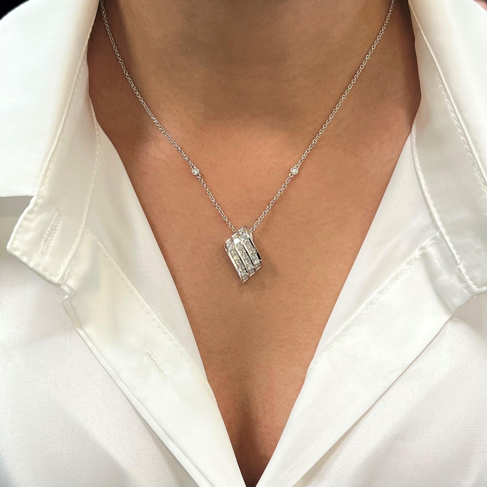 Taille princesse Luca Carati Collier pendentif en or blanc 18 carats avec diamants de 1,96 carat poids total en vente