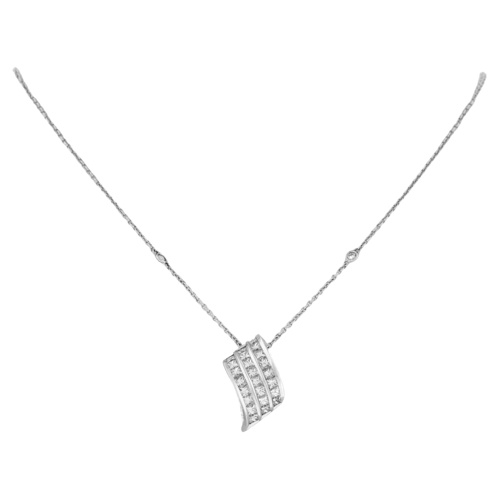 Luca Carati: 18 Karat Weißgold Halskette mit Diamant-Anhänger 1,96 Karat
