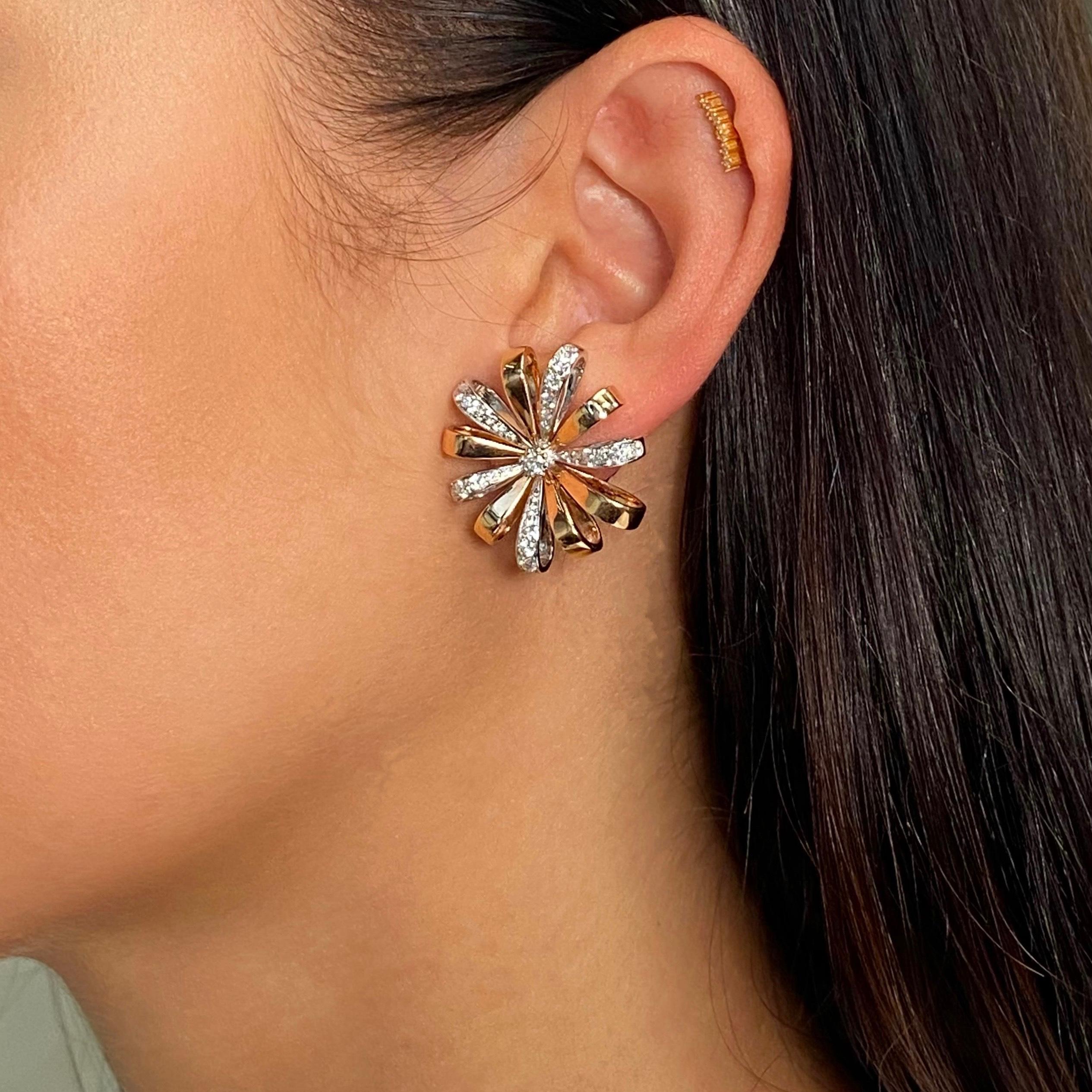 Taille ronde Luca Carati Boucles d'oreilles à fleurs en or rose et blanc 18 carats avec diamants 1,31 carat en vente