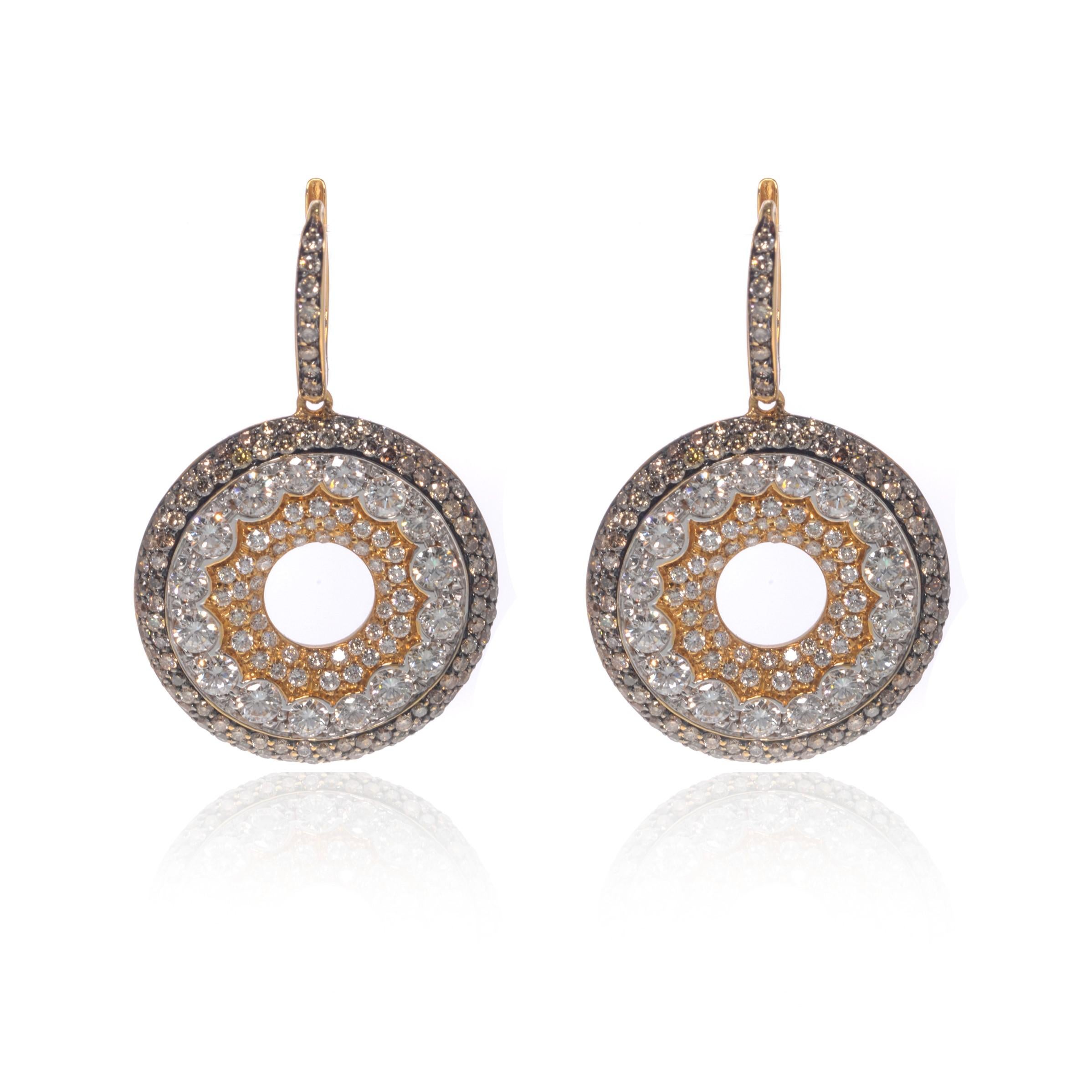 These magnificent diamond medium drop earrings with their lavish white and brown diamonds create a look that will make you feel truly luxurious and elegant. Presented in fine 18k rose gold with black rhodium. Showcasing a set of 3.57cttw of white