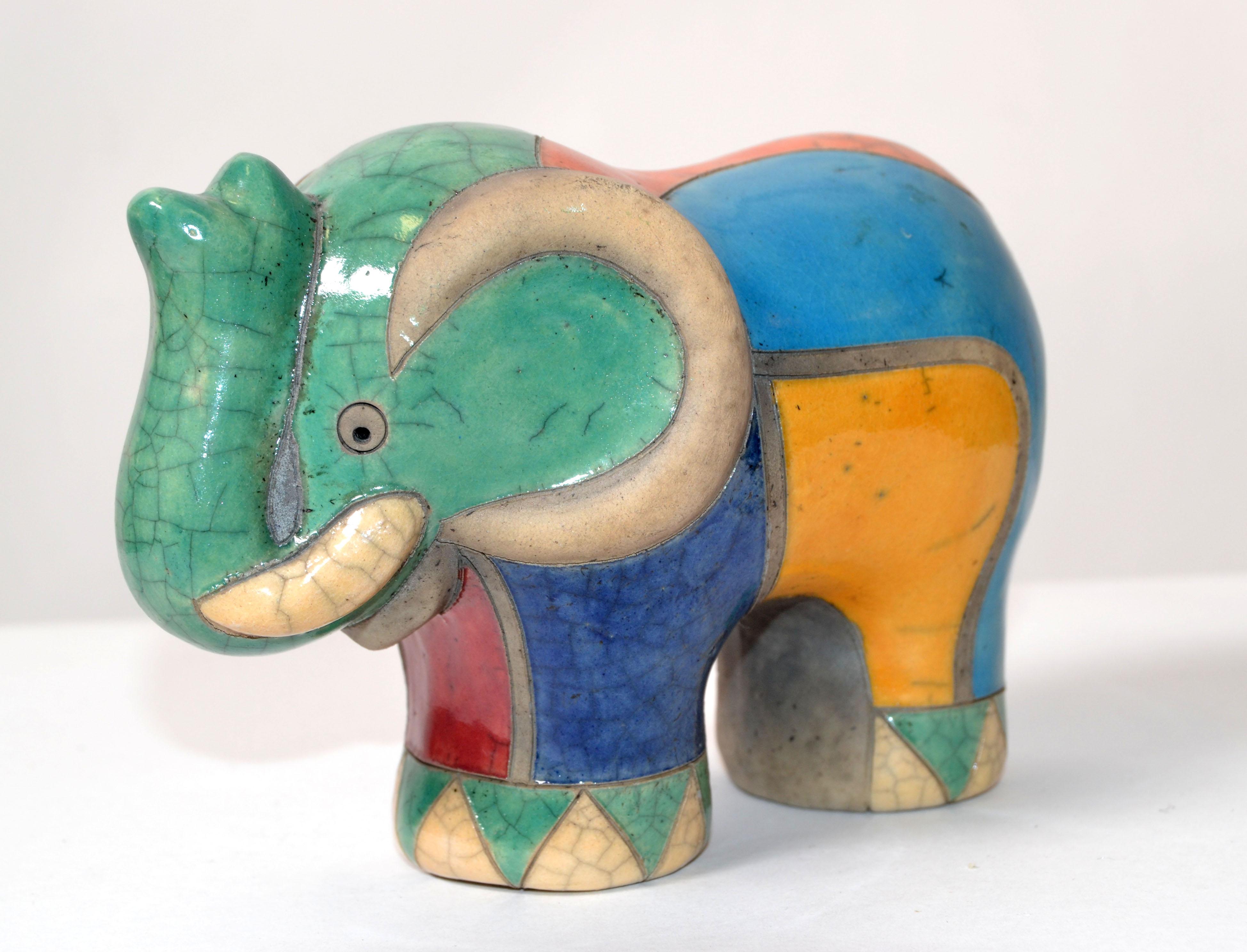 Luca CL Marqué sculpture éléphant en céramique colorée Mid-Century Modern Italy 1970.
Marqué à la base. CL Luca.
Sculpture animale magnifiquement réalisée à la main.