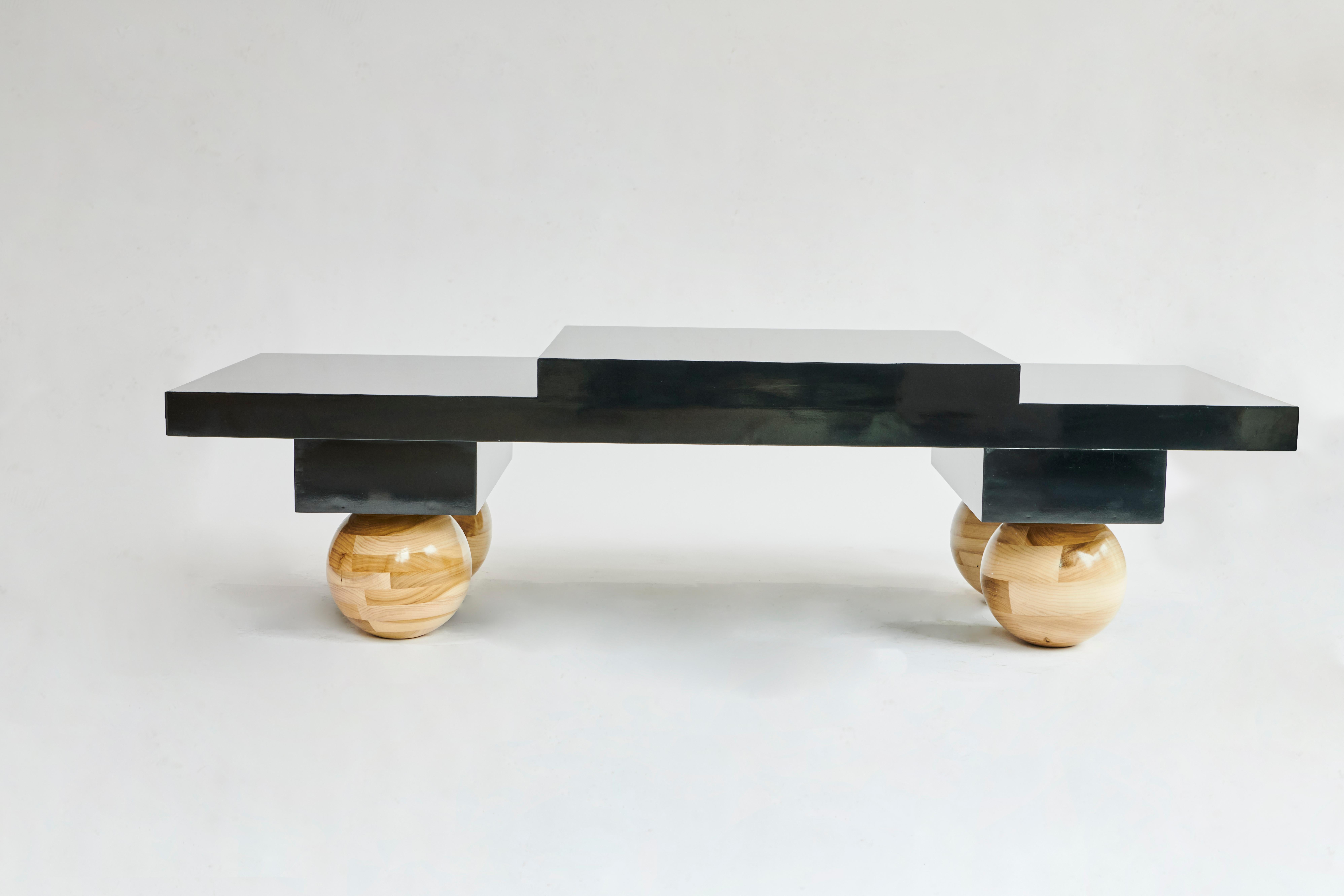 Table basse à plusieurs niveaux en laque noire et érable, réalisée sur commande et conçue par Christian Siriano.

MATERIAL : Plateau laqué noir et pieds en érable naturel  (disponible en finition personnalisée)

Dimensions :
Largeur totale :