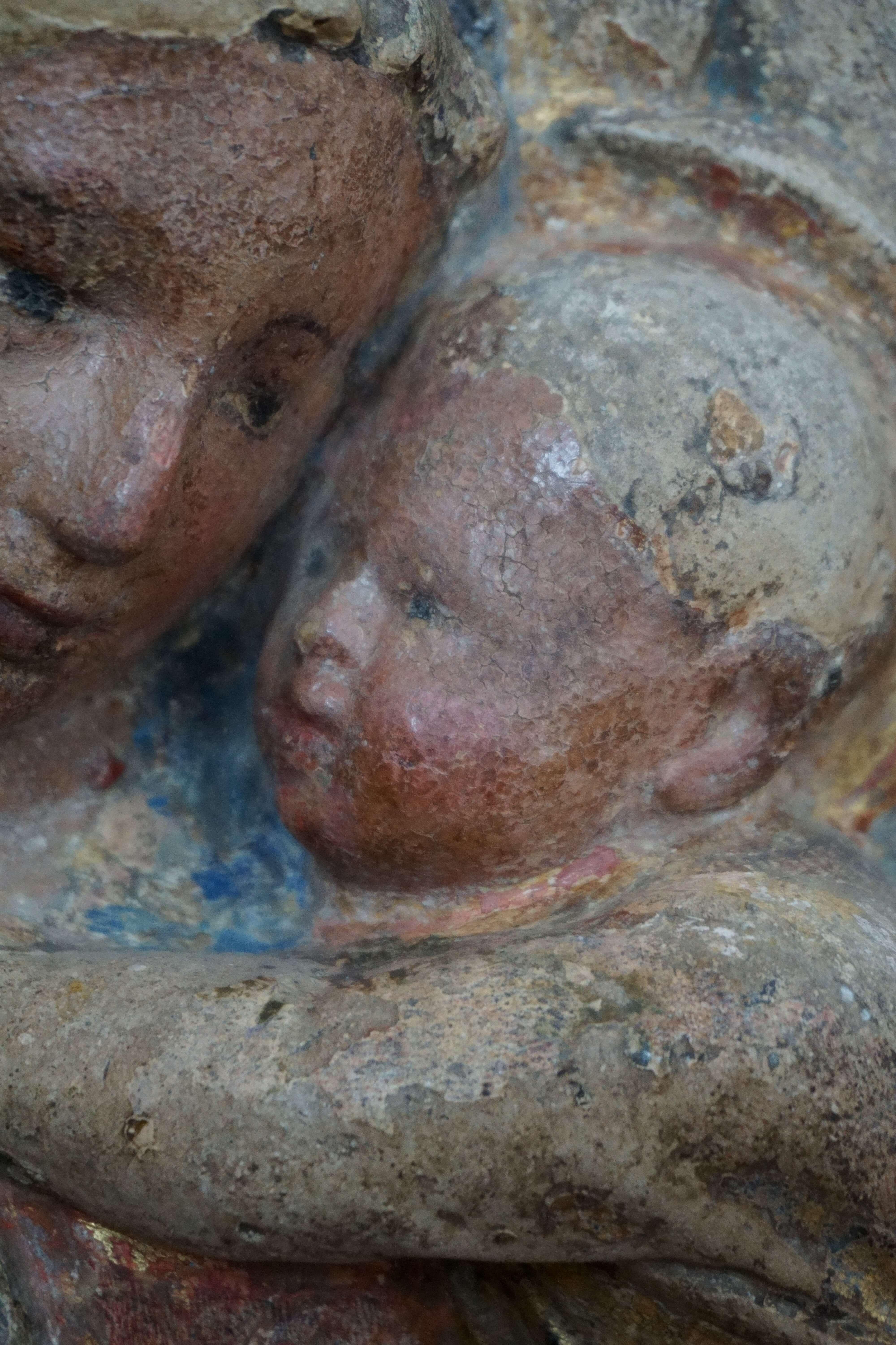 Virgen con el Niño, Relieve en estuco policromado, taller de Luca della Robbia. en venta 6