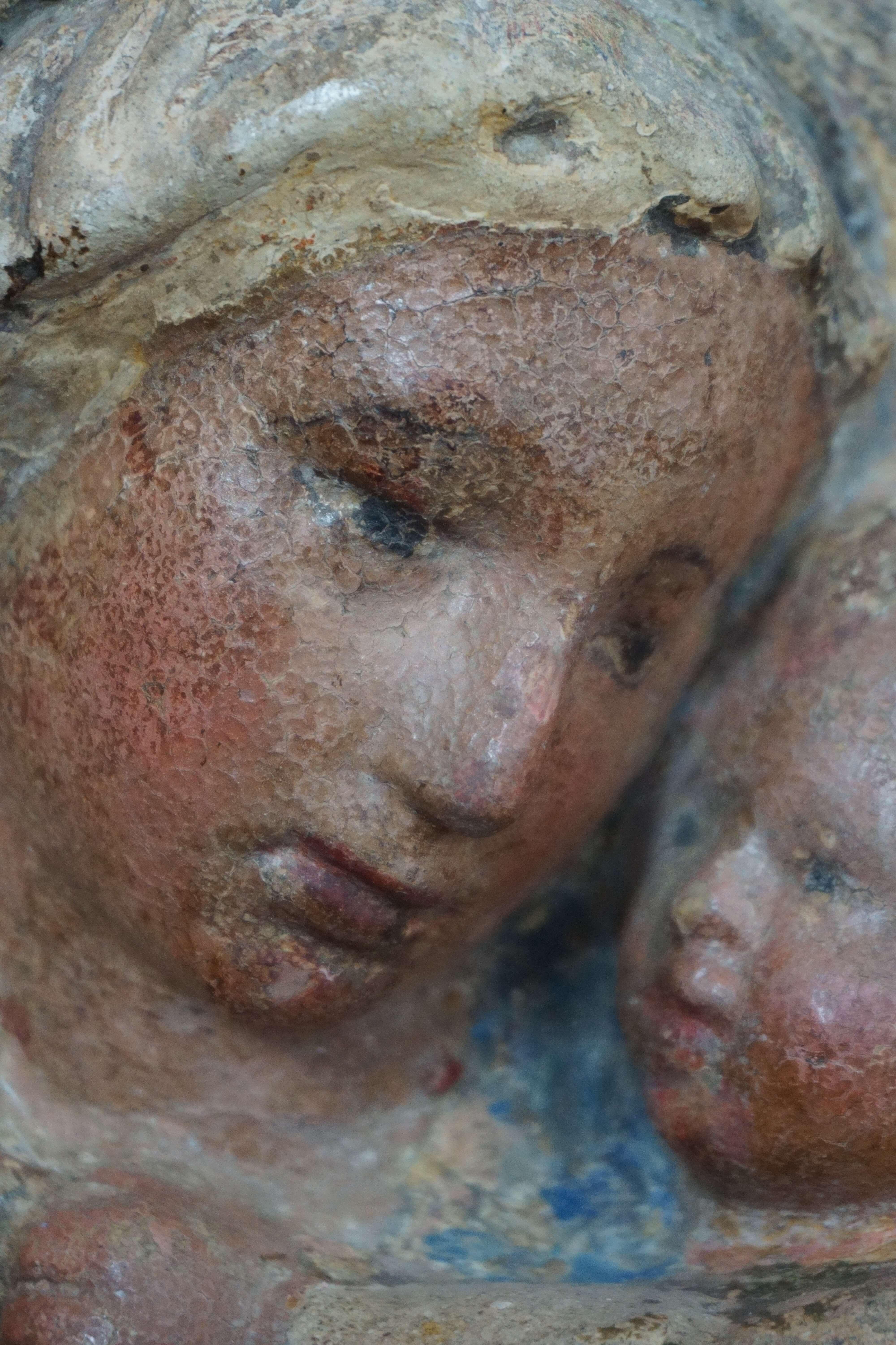 Virgen con el Niño, Relieve en estuco policromado, taller de Luca della Robbia. en venta 7
