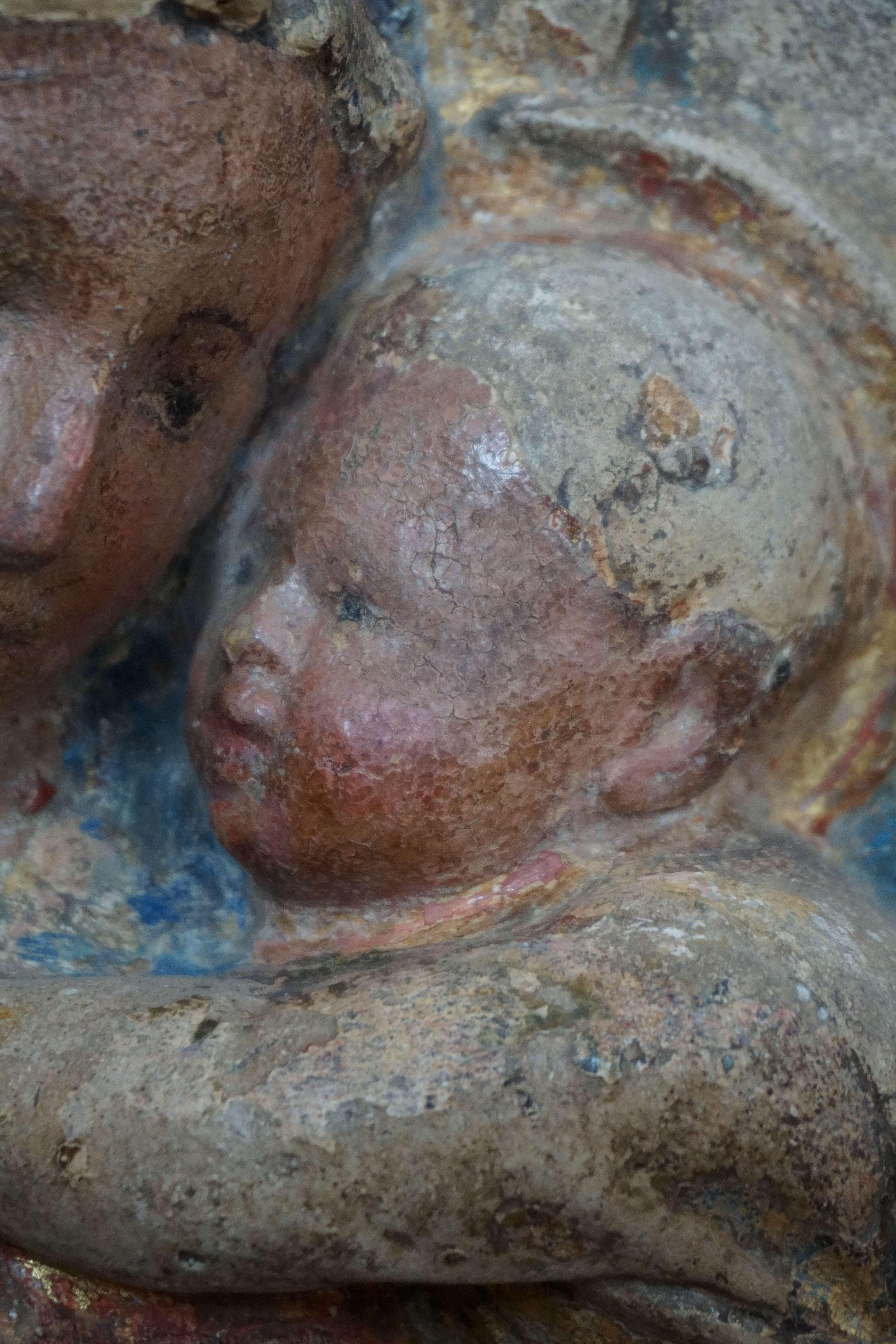 Virgen con el Niño, Relieve en estuco policromado, taller de Luca della Robbia. en venta 8