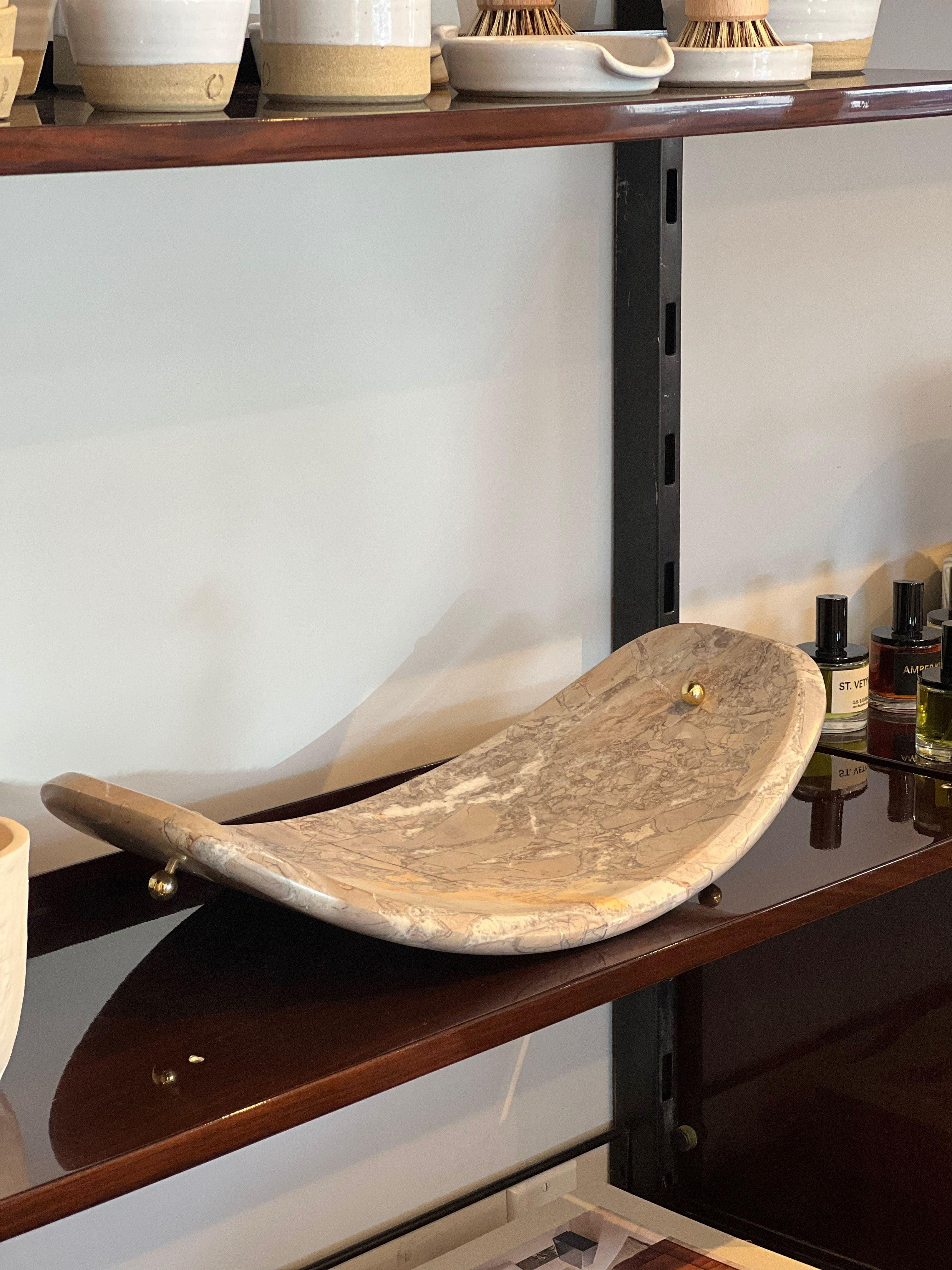 Die aus Breccia-Marmor gefertigte Nupe-Schale ist mit schönen Messingdetails verziert.  Diese attraktive Schale bereichert Ihren Esstisch als Mittelstück oder Obstschale. Entworfen von Luca Erba für Collection Particuliere.

Luca Erba ist ein