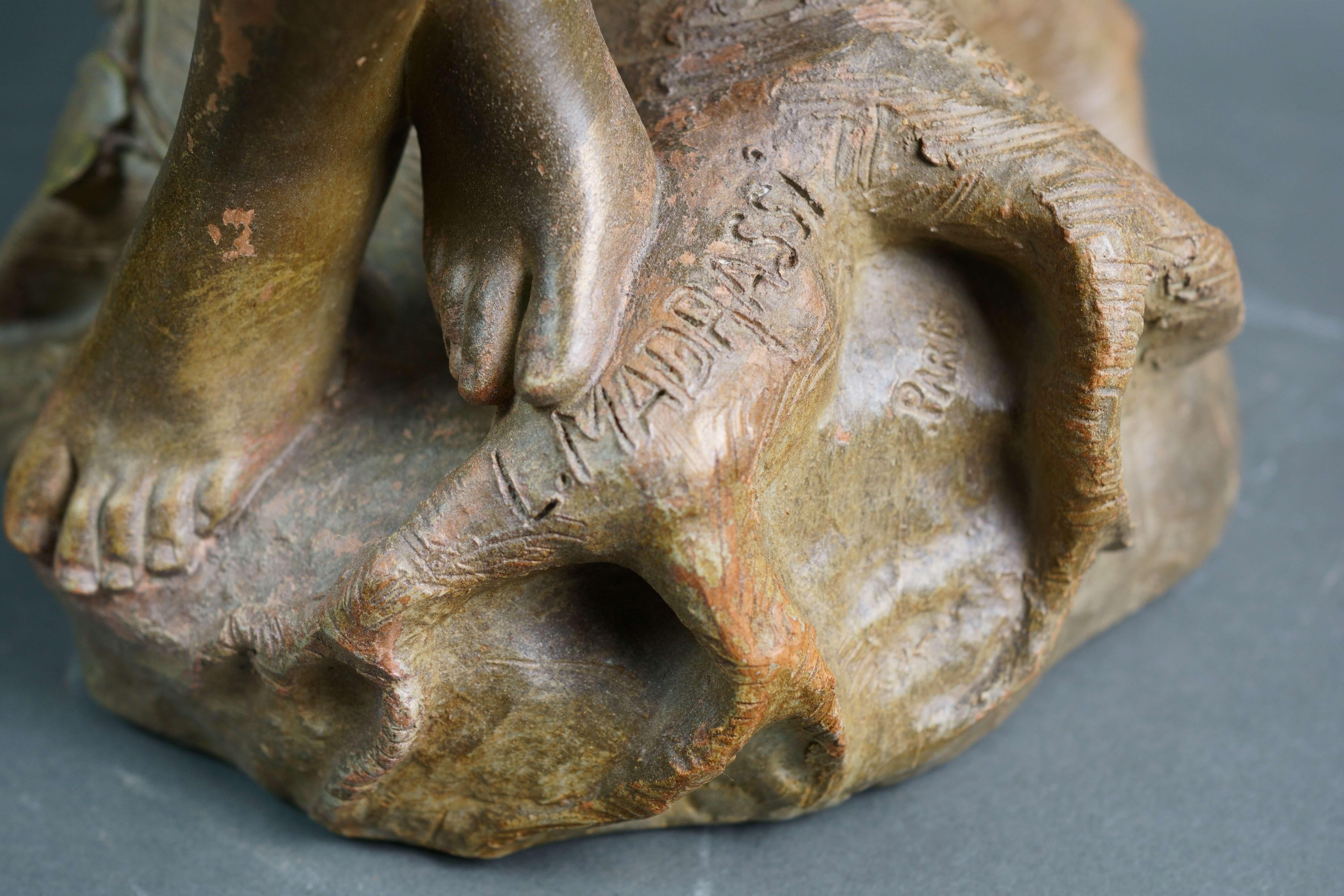 Gran escultura francesa Art Nouveau de terracota patinada firmada - Figurative Sculpture Gray de Luca Madrassi