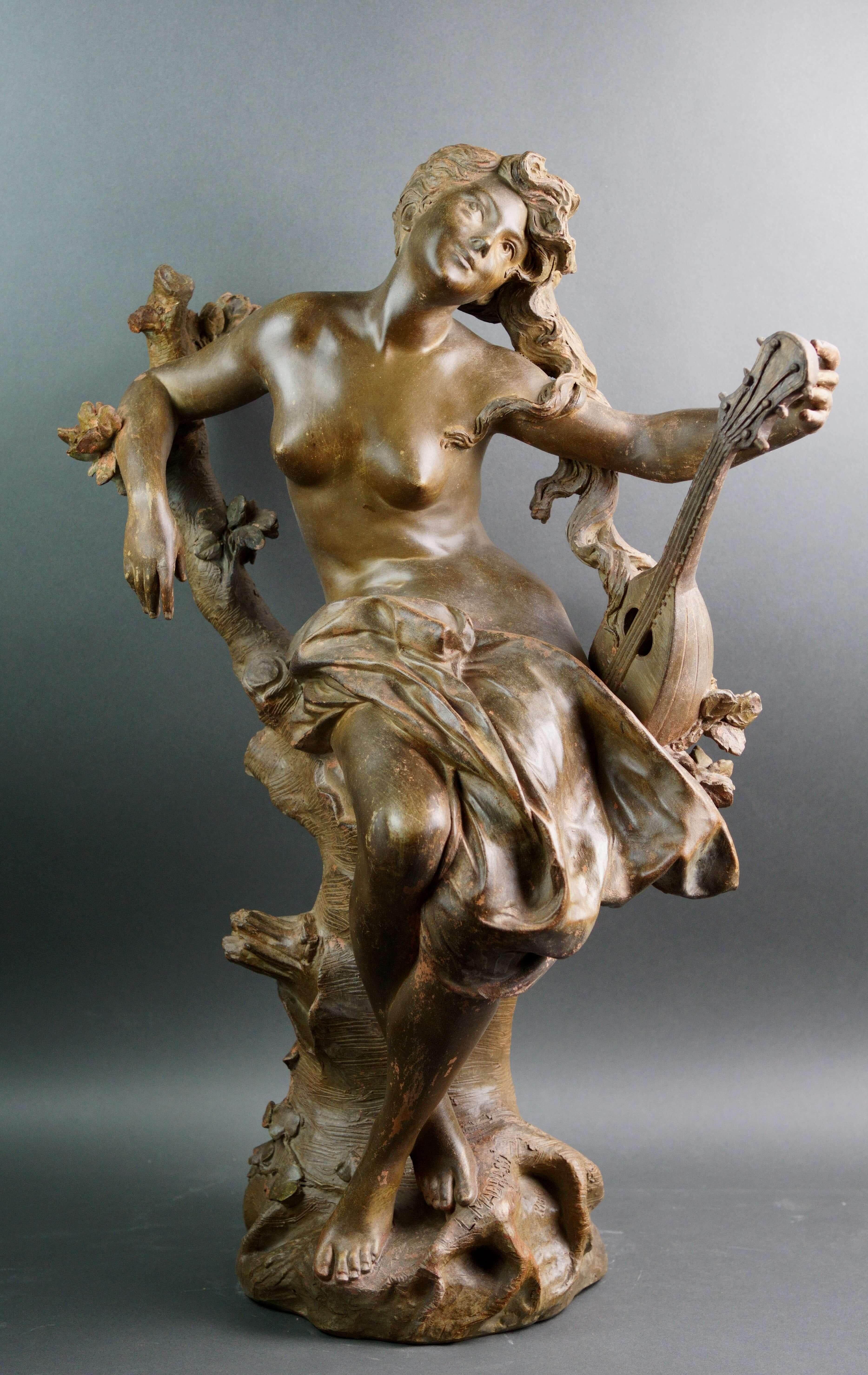 Gran escultura francesa Art Nouveau de terracota patinada firmada