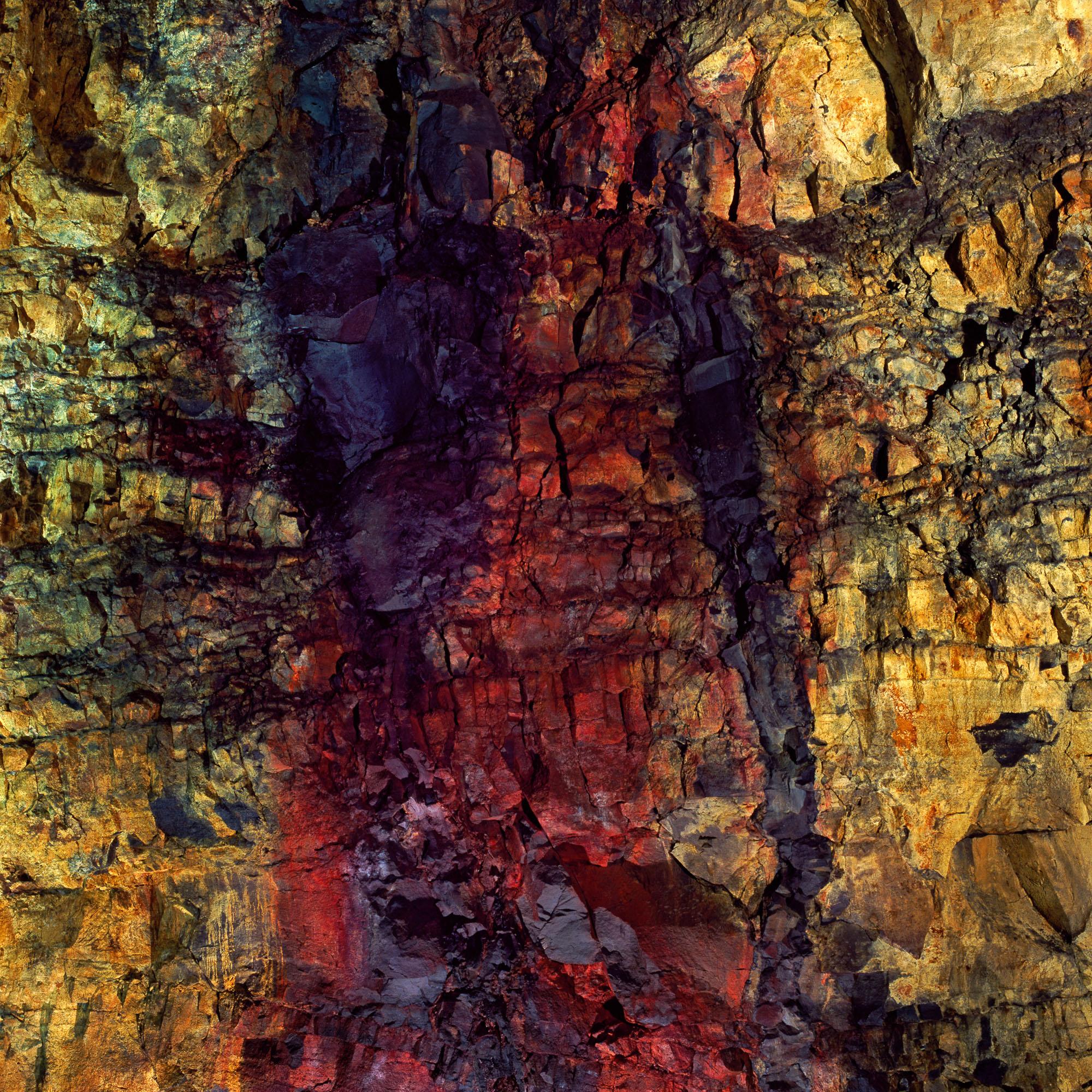 Bleeding Iron ist ein Foto aus der Serie Testament des zeitgenössischen Fotografen Luca Marziale. 
Abmessungen: 
* 30 x 30 Zoll (76,2 x 76,2 cm), Auflage: 10 Stück
* 45 x 45 Zoll (114,3 x 114,3 cm) Auflage: 5
Der angegebene Preis gilt für den Druck