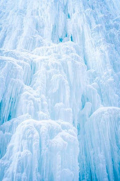 Frozen Waterfall von Luca Marziale – Landschaftsfotografie, Winter, Schneewittchen, Weiß