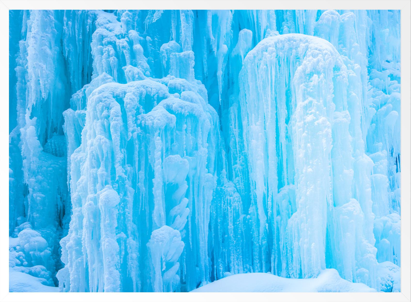 Gefrorener Wasserfall II (Blau), Color Photograph, von Luca Marziale