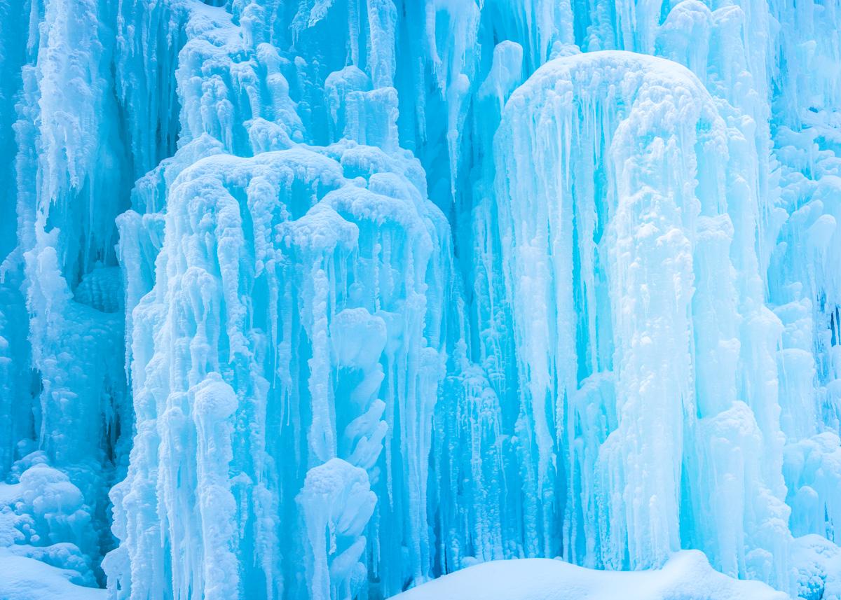 Luca Marziale Color Photograph – Gefrorener Wasserfall II