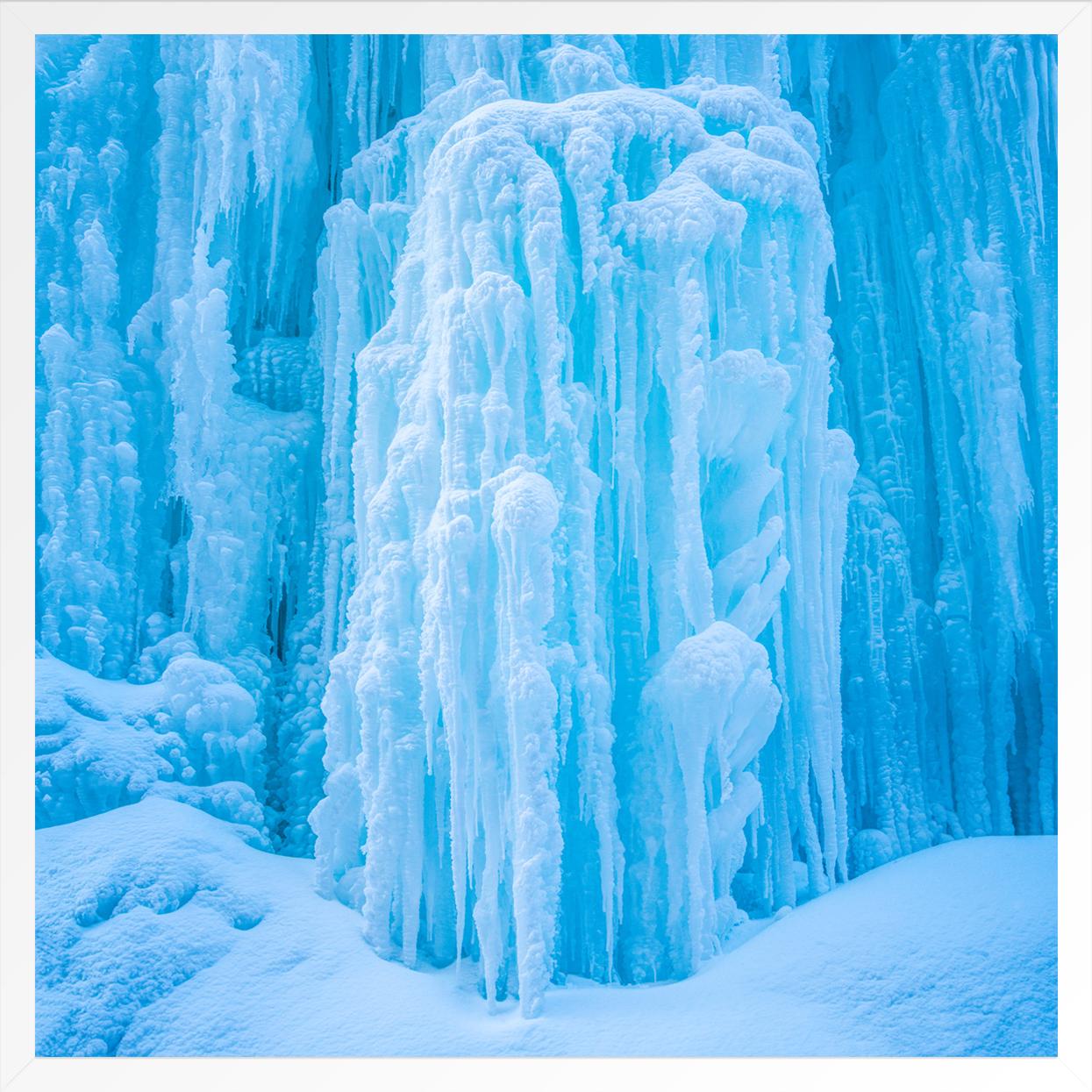 ACERCA DE ESTE ARTISTA Luca Marziale, nacido en Lugano (Suiza), se licenció en Bellas Artes en la Escuela de Artes Visuales de Nueva York. He es un fotógrafo de paisajes de formato medio que capta la implacable conformación del mundo natural.