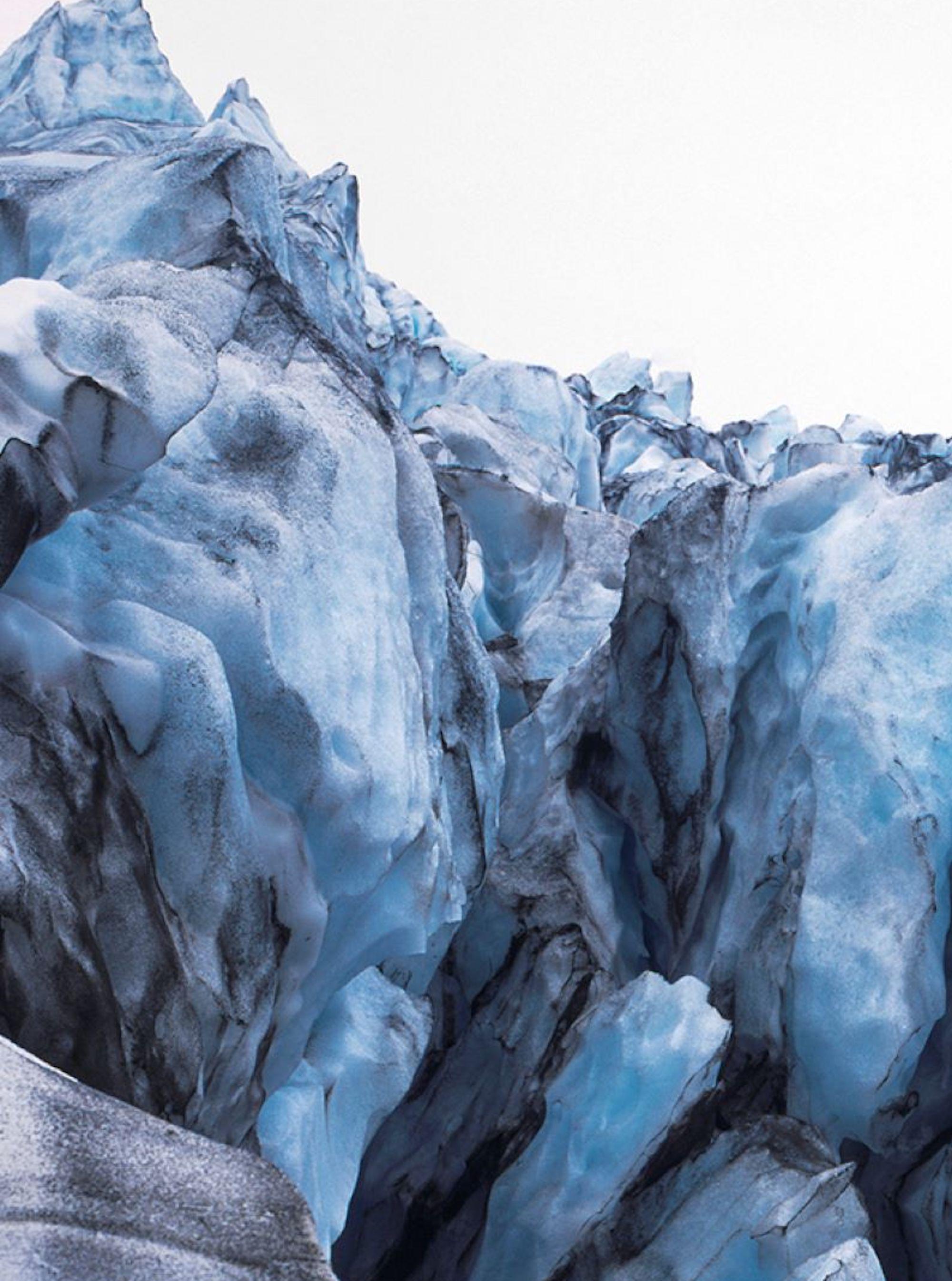 Glacier von Luca Marziale – Landschaftsfotografie, Eis, Winter, Blau, Island im Angebot 2