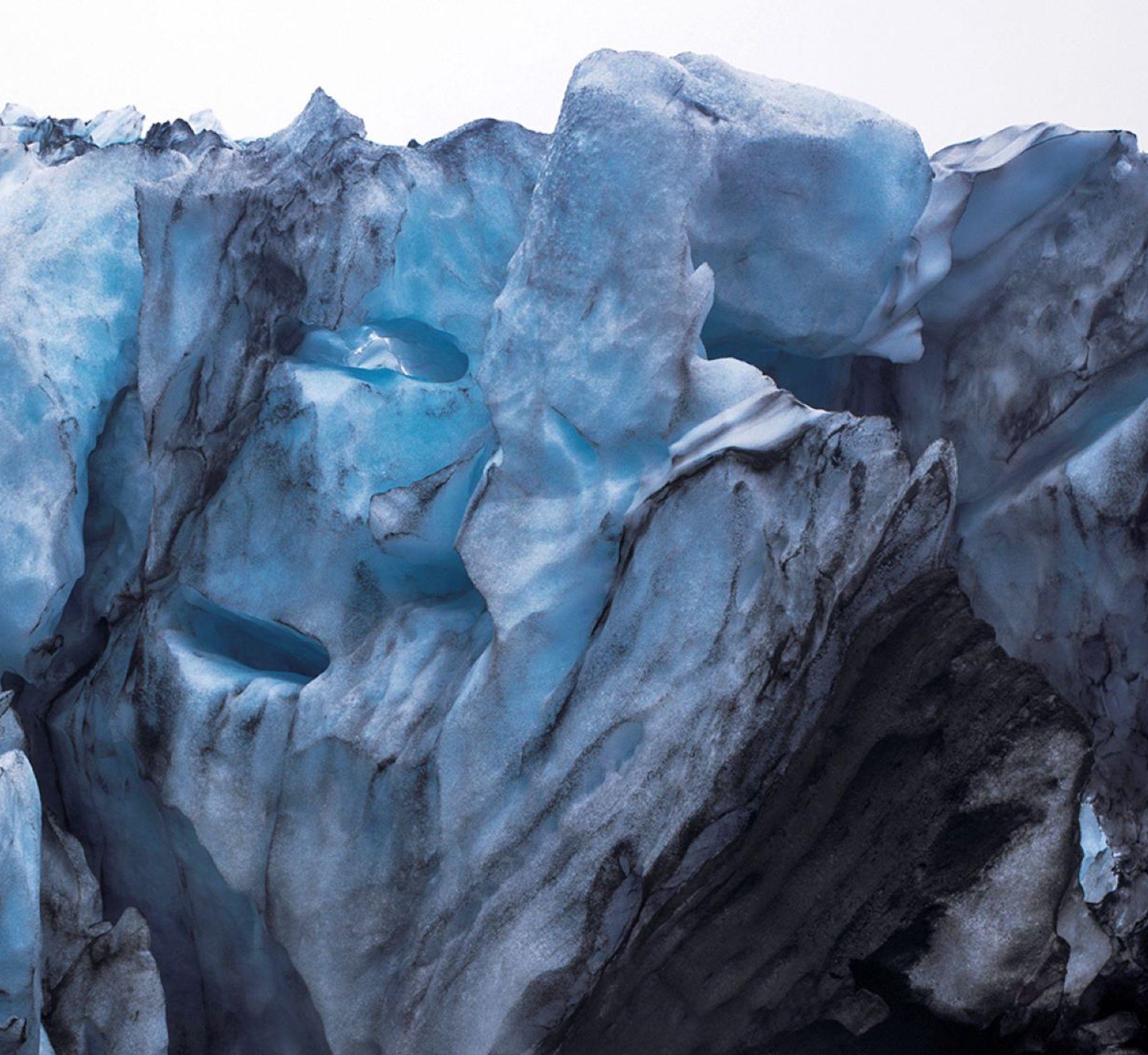 Glacier von Luca Marziale – Landschaftsfotografie, Eis, Winter, Blau, Island im Angebot 3