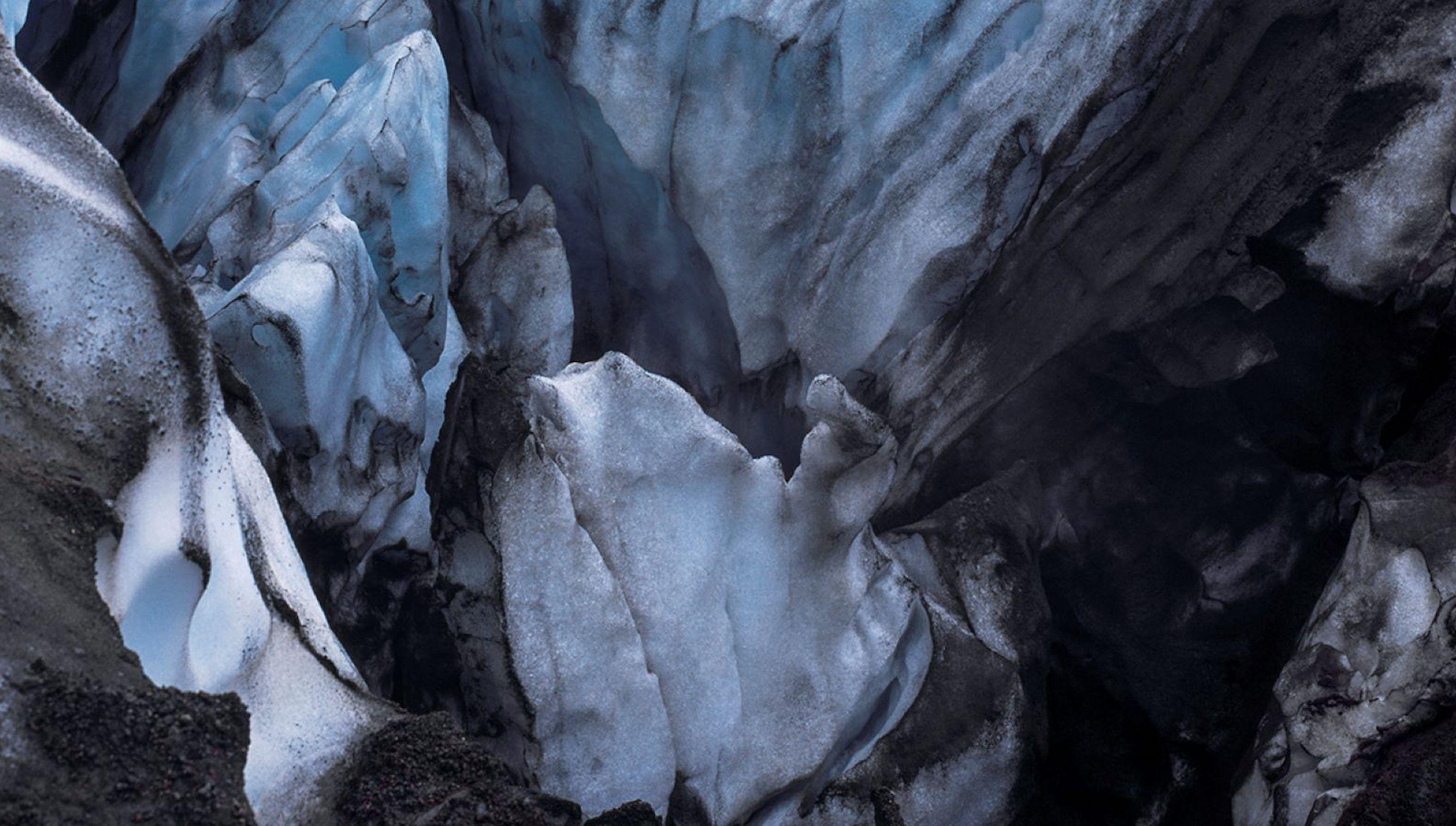 Glacier von Luca Marziale – Landschaftsfotografie, Eis, Winter, Blau, Island im Angebot 4