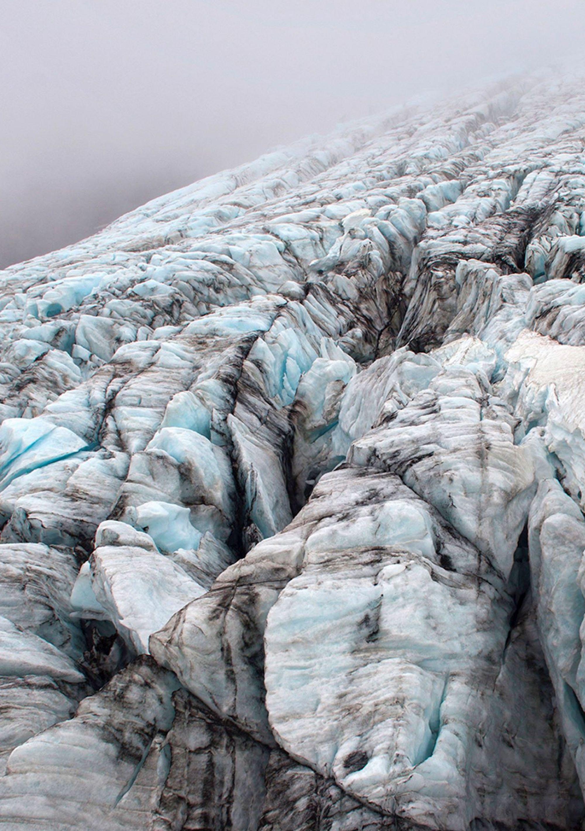The Edge von Luca Marziale – Landschaftsfotografie, Eis, Winter, Weiß, Island im Angebot 2