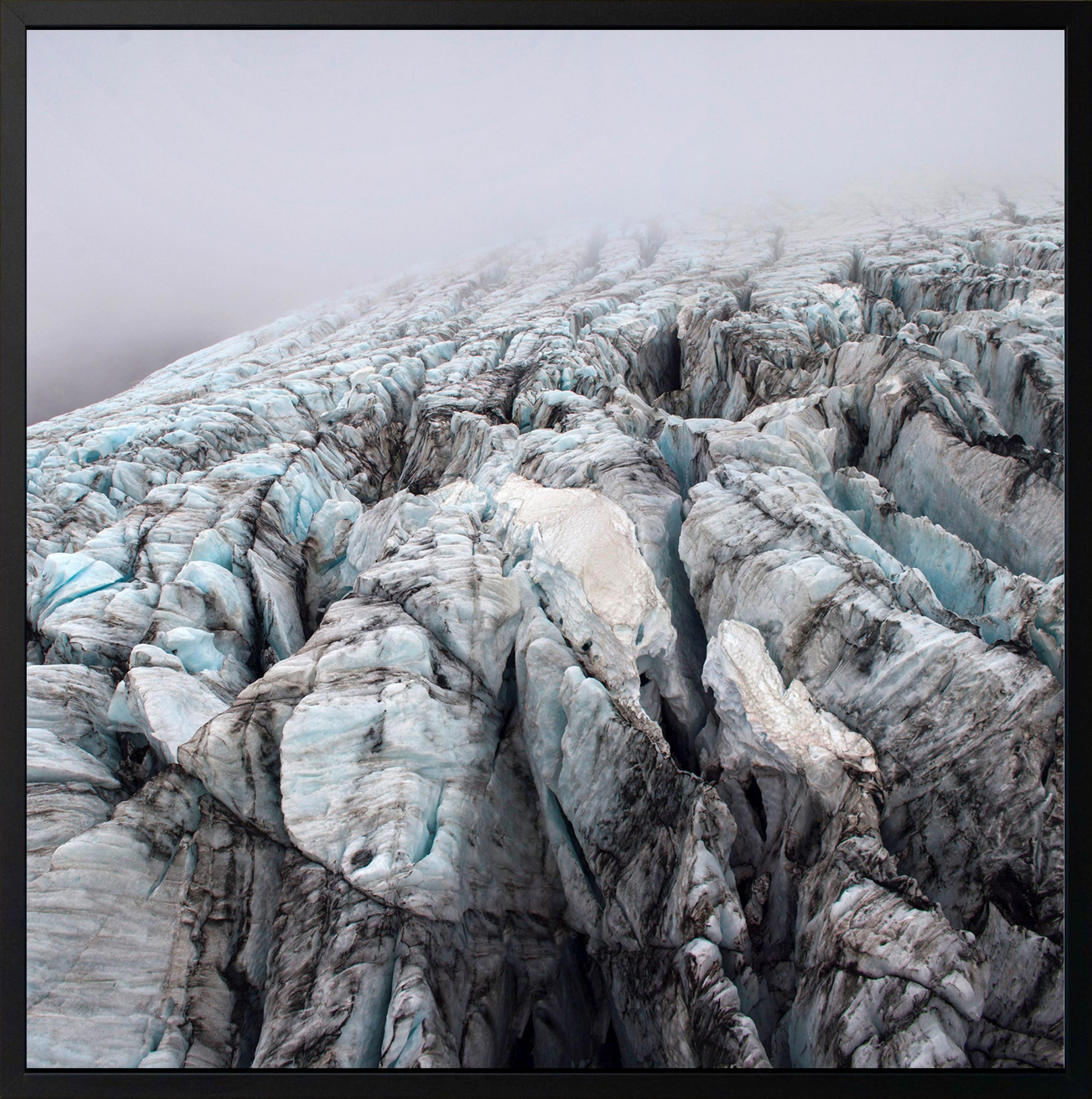 The Edge von Luca Marziale – Landschaftsfotografie, Eis, Winter, Weiß, Island im Angebot 2