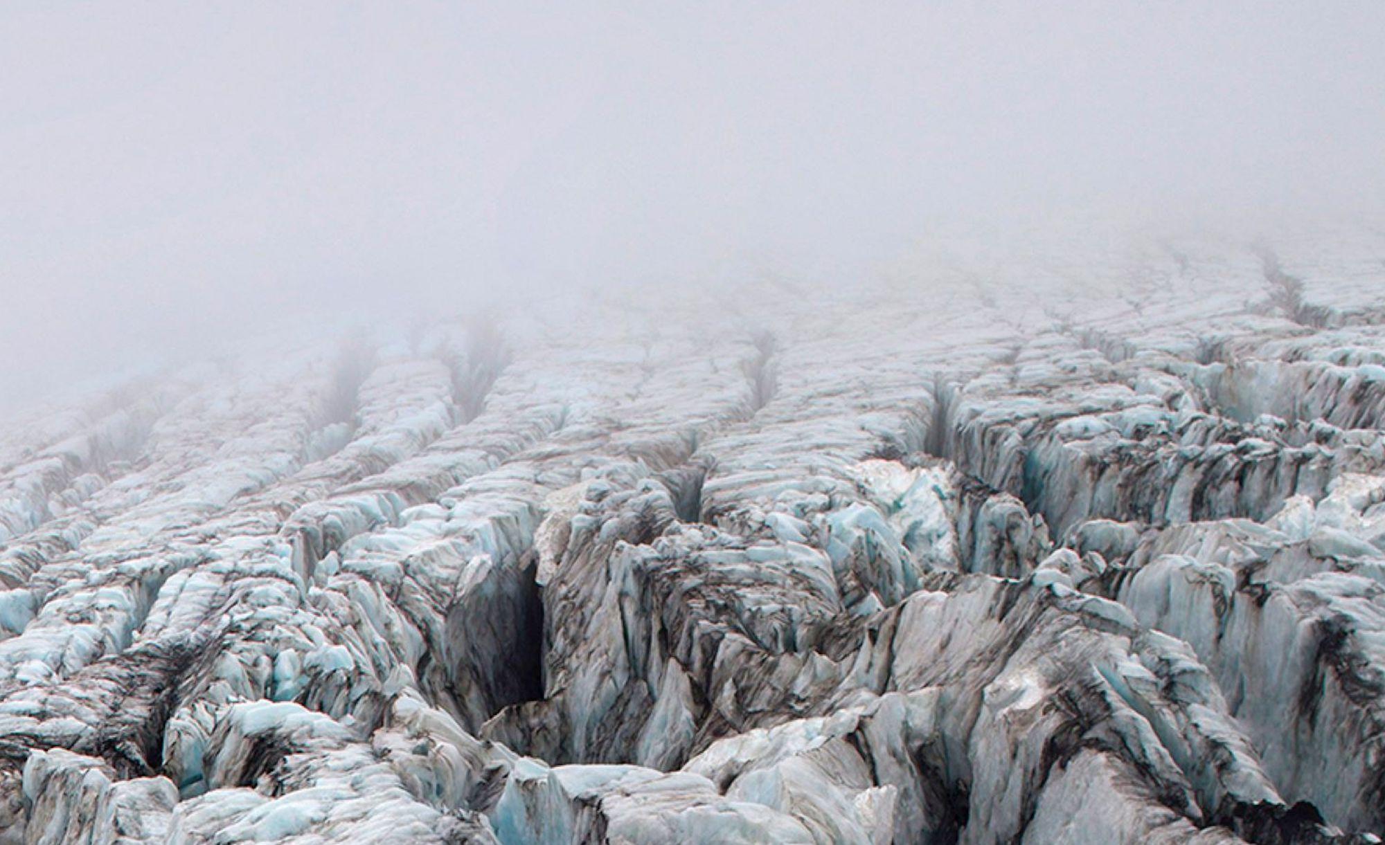 The Edge von Luca Marziale – Landschaftsfotografie, Eis, Winter, Weiß, Island im Angebot 4