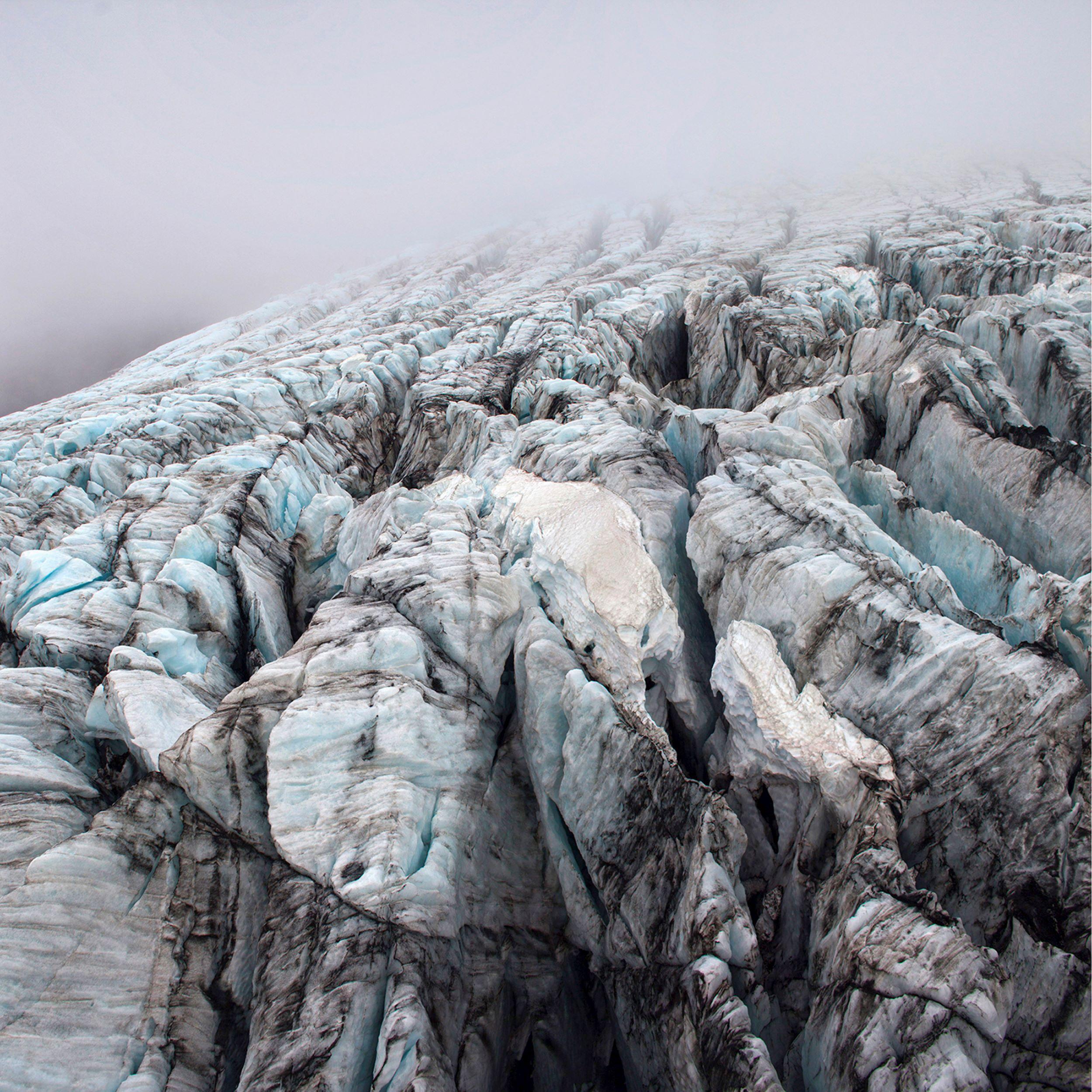 The Edge von Luca Marziale – Landschaftsfotografie, Eis, Winter, Weiß, Island