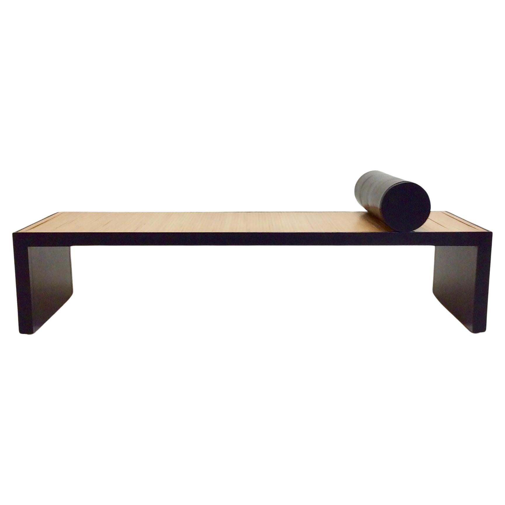 Très rare lit de jour Les Beaux Jours de Luca Meda pour Molteni, Italie, 1987.
Petite édition, rapidement épuisée.
Bandes de bouleau, cadre en bois laqué noir et rouleau en cuir noir sur câble en acier.
Le treillis en bois est flexible.
Hauteur du
