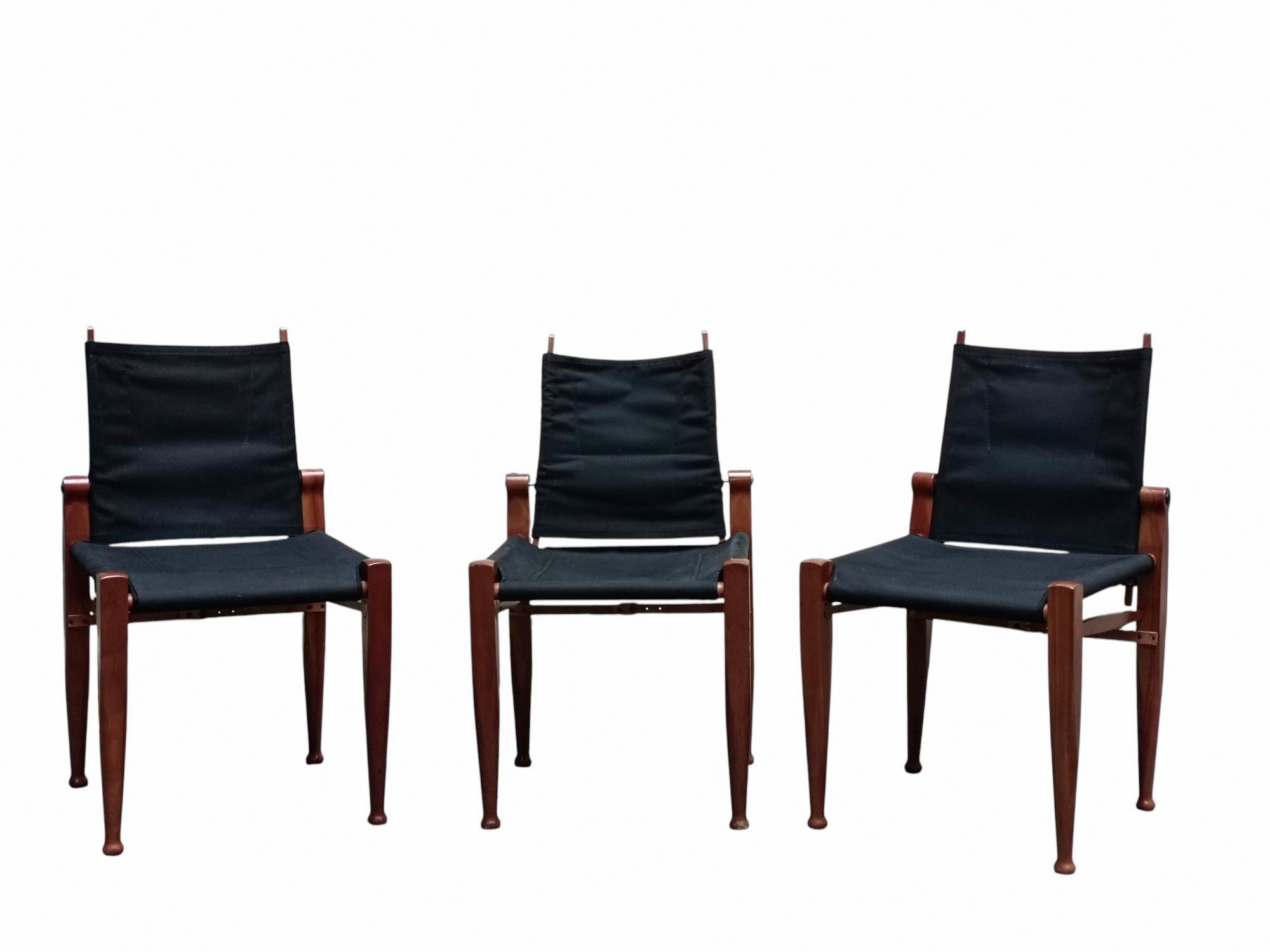 Set di 4 sedie Modello Via-Vai, la sedia da lui disegnata nel 1992 per Molteni. È una sedia insolita che richiede un approfondimento sulle tre viste (anteriore, fianco e posteriore) per comprenderne la struttura e dove questa si nasconde. Il gruppo