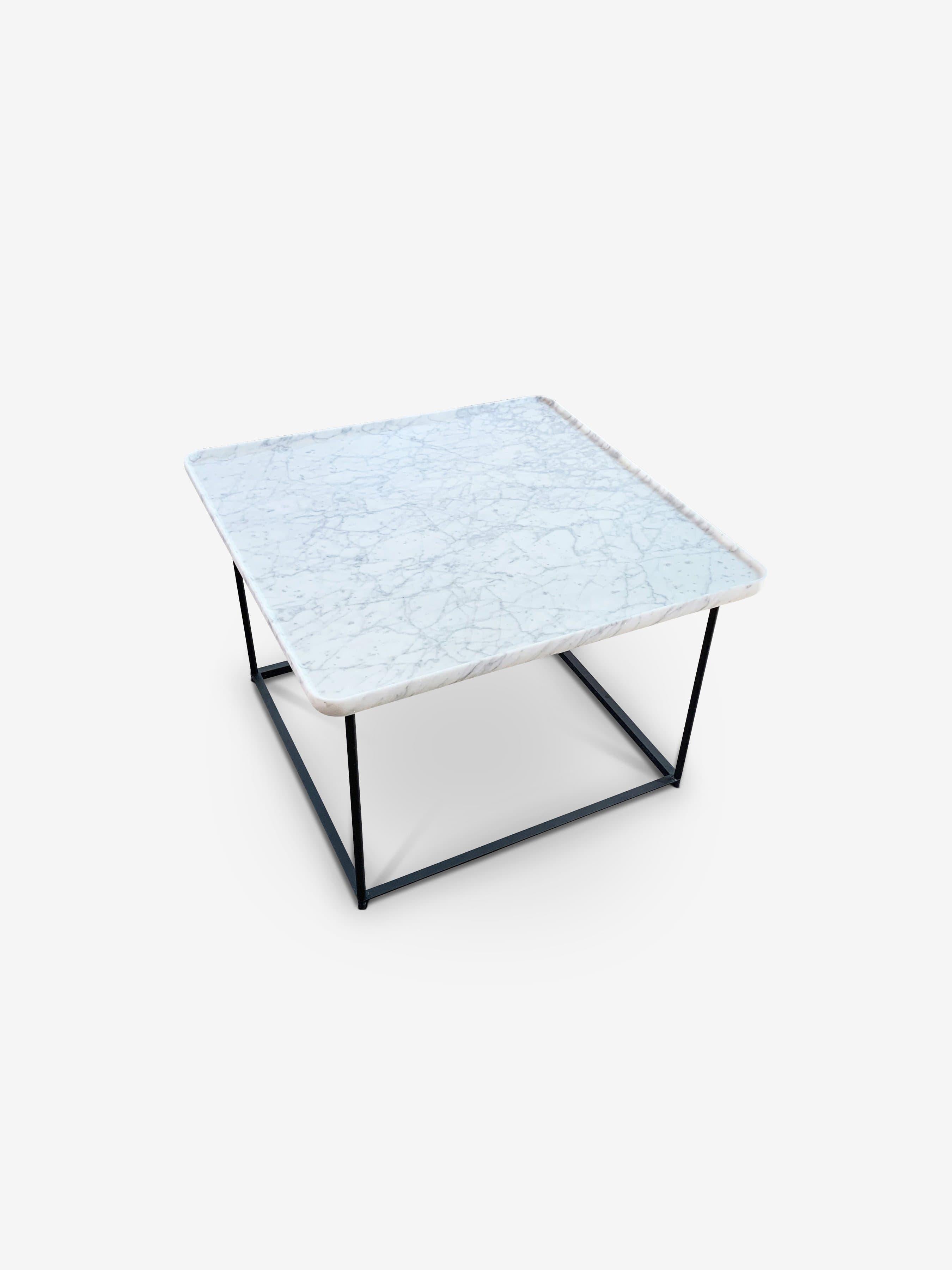 Mesa cuadrada Luca Nichetto 381 Torei de mármol by Cassina en Nuevo estado para la venta en Sag Harbor, NY